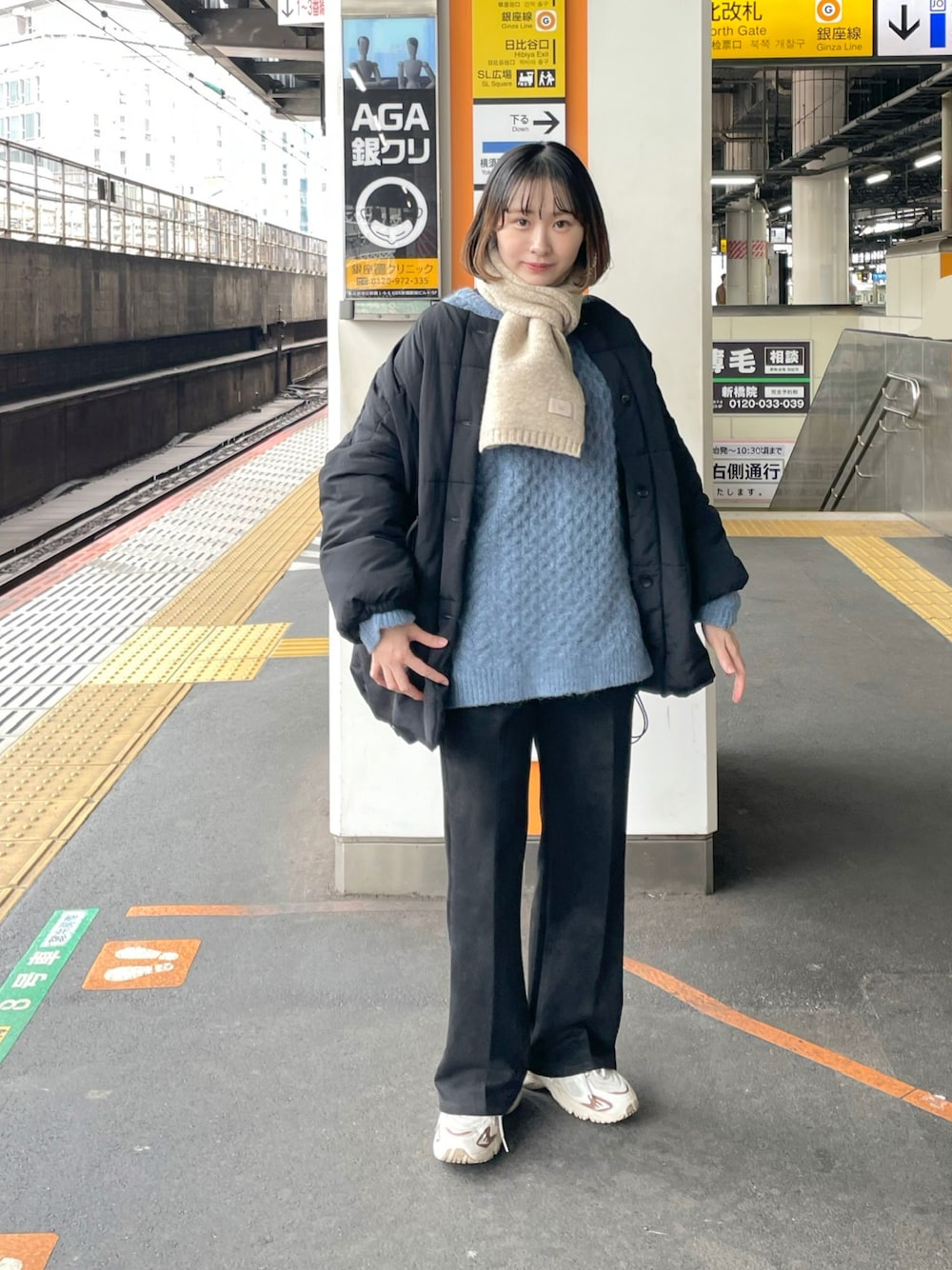 「あったかコーデ、ケーブルニット、カラーコーデ、ダウンジャケット、パンツスタイル、休日スタイル、カジュアルコーデ、スニーカー、ママコーデ、マフラー、冬コーデ、休日コーデ、ちょこび、スニーカーコーデ、冬を彩る色いろコーデ」｜「select MOCA by sonのオーバーサイズハニカムニット（ニット/セーター、ブルー系）」を使った、ちょこびさん（骨格ウェーブ・レディース・154cm）の冬コーディネートの1枚目の写真