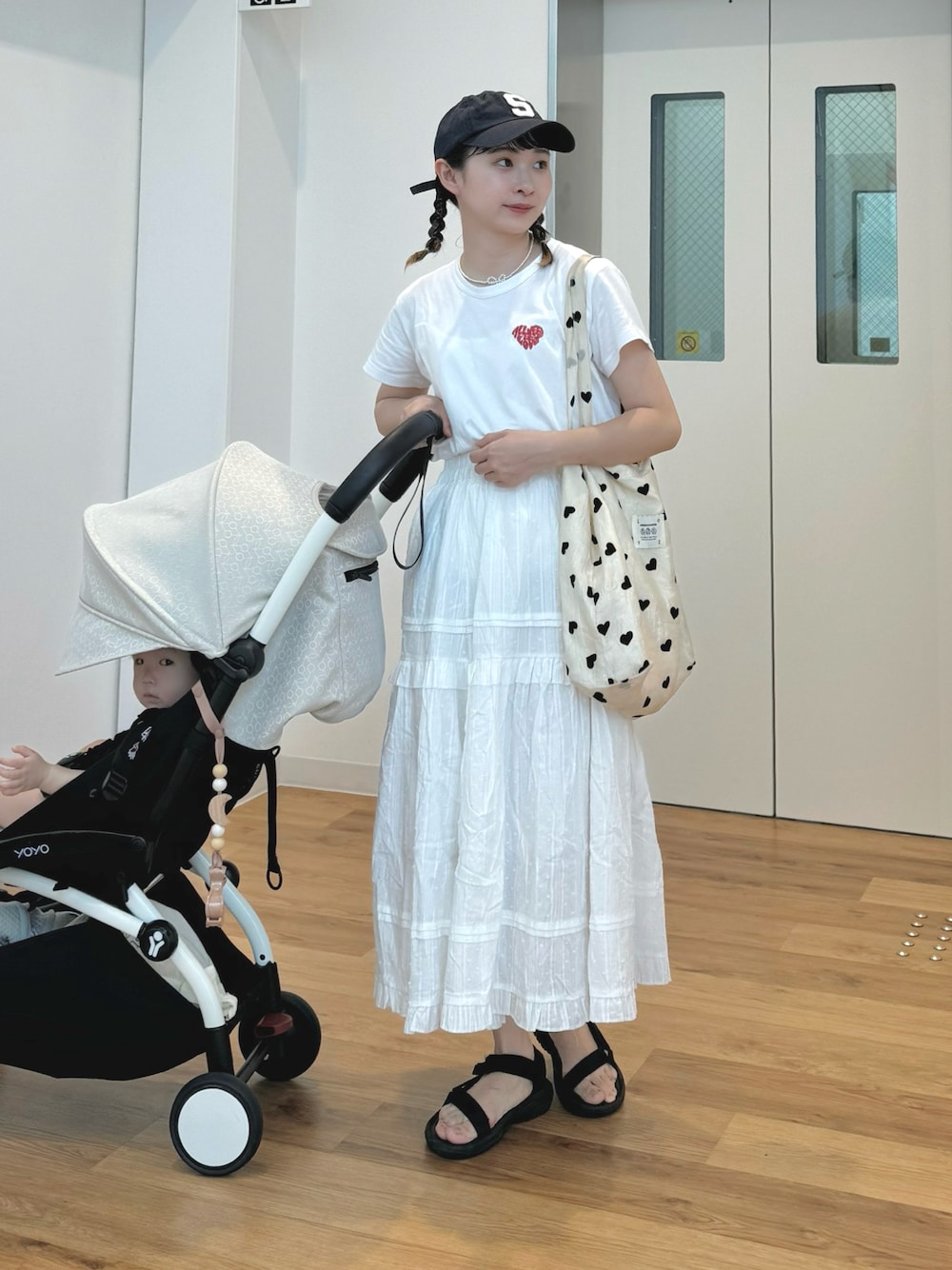 「アツいコーデ全部見せ、お出かけコーデ、白Tシャツ、ロングスカート、キャップ、ママコーデ、夏ファッション、カジュアルスタイル、今日のコーデ、シンプルコーデ、ティアードスカート、ちょこび」｜「Riberryのハートロゴラメ刺繍コンパクトTシャツ（Tシャツ/カットソー、ホワイト系）」を使った、ちょこびさん（骨格ウェーブ・レディース・154cm）の夏コーディネートの1枚目の写真