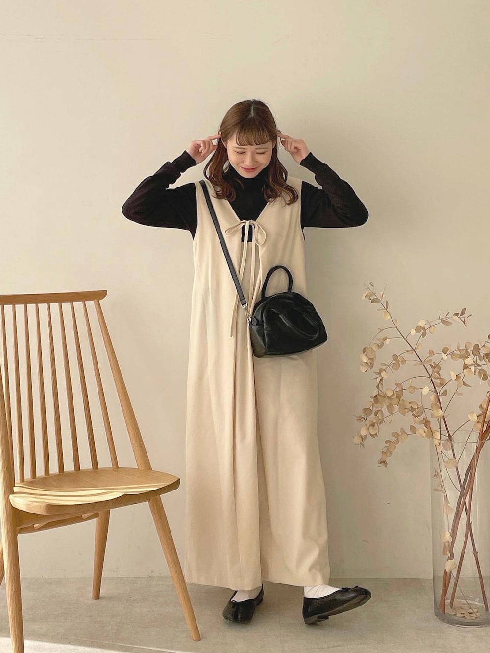「大人カジュアル、休日コーデ、シンプルコーデ、モノトーン、モノトーンコーデ、タートルネック、ジャンパースカート、お出かけコーデ、モノクロ、ちょこび、春コーデ、ワンピース、ロングワンピース、ラクチンコーデ、足袋バレエ」｜「Babの前後2WAYジャンパーワンピース（ジャンパースカート、ホワイト系）」を使った、ちょこびさん（レディース・154cm）の春コーディネートの1枚目の写真