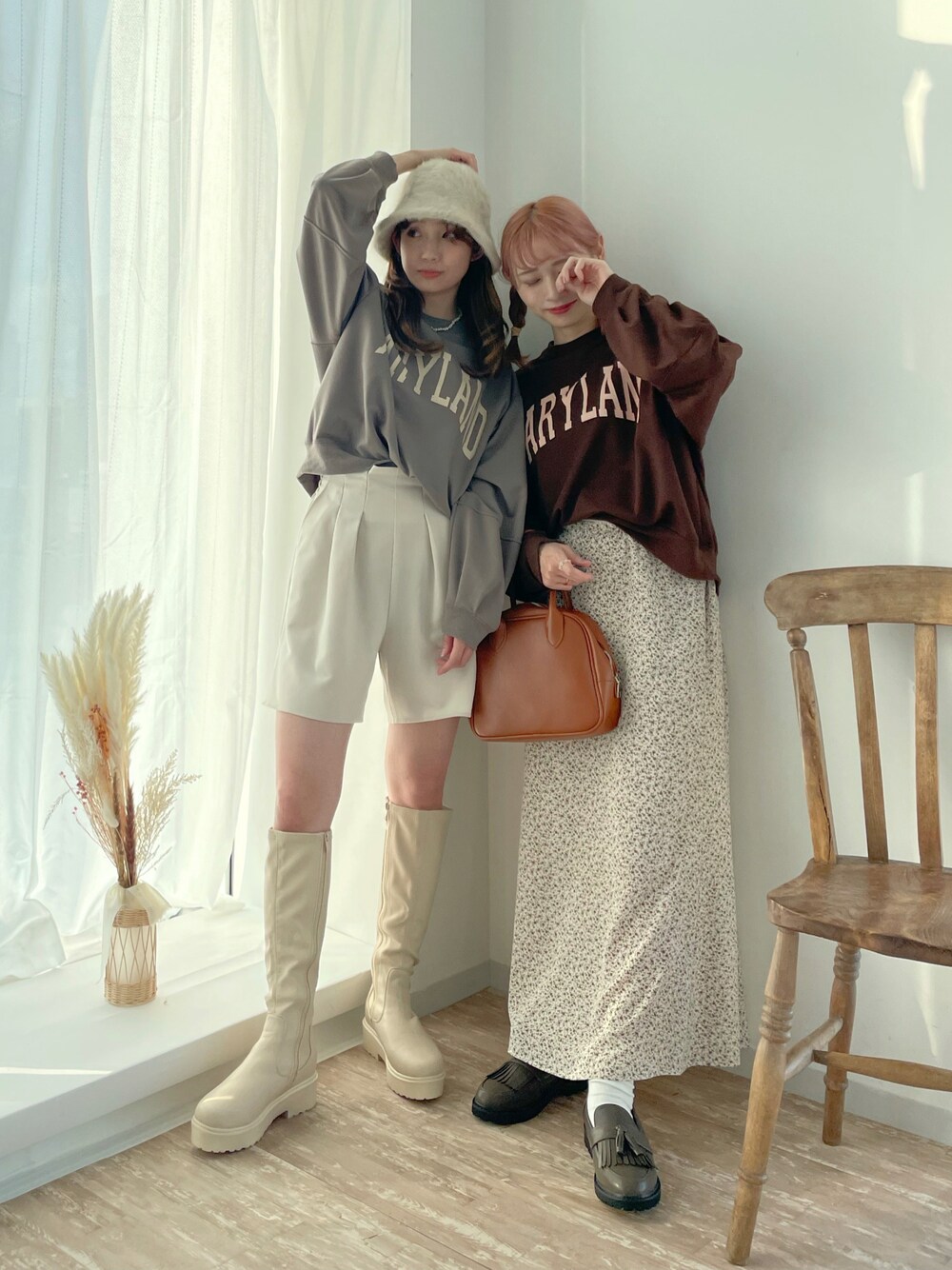「ローファー、休日スタイル、ロゴスウェット、ボストンバッグ、ペアルック、秋服、おそろいコーデ、低身長、双子コーデ、今日のコーデ、ブーツスタイル、リンクコーデ、シミラールック、ちょこび」｜「SLURRのカレッジプリントオーバーサイズトレーナー（スウェット、ブラウン系）」を使った、ちょこびさん（レディース・154cm）の秋コーディネートの1枚目の写真