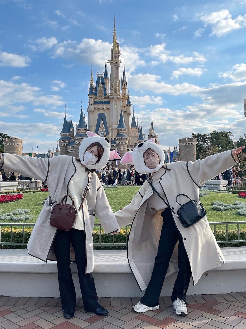 「今日のコーデ、ディズニー、パイピングコート、パイピング、シミラールック、黒パンツ、低身長女子、着回しコーデ、パンツスタイル、リンクコーデ、双子コーデ、ボストンバッグ、ディズニーランド、ショルダーバッグ、101匹わんちゃん」｜「Aunt Marie'sの【低身長向けSサイズ有】ノーカラーパイピングガウンコート / AUNTMARIE'S（ステンカラーコート、ベージュ系）」を使った、ちょこびさん（レディース・154cm）の冬コーディネートの1枚目の写真