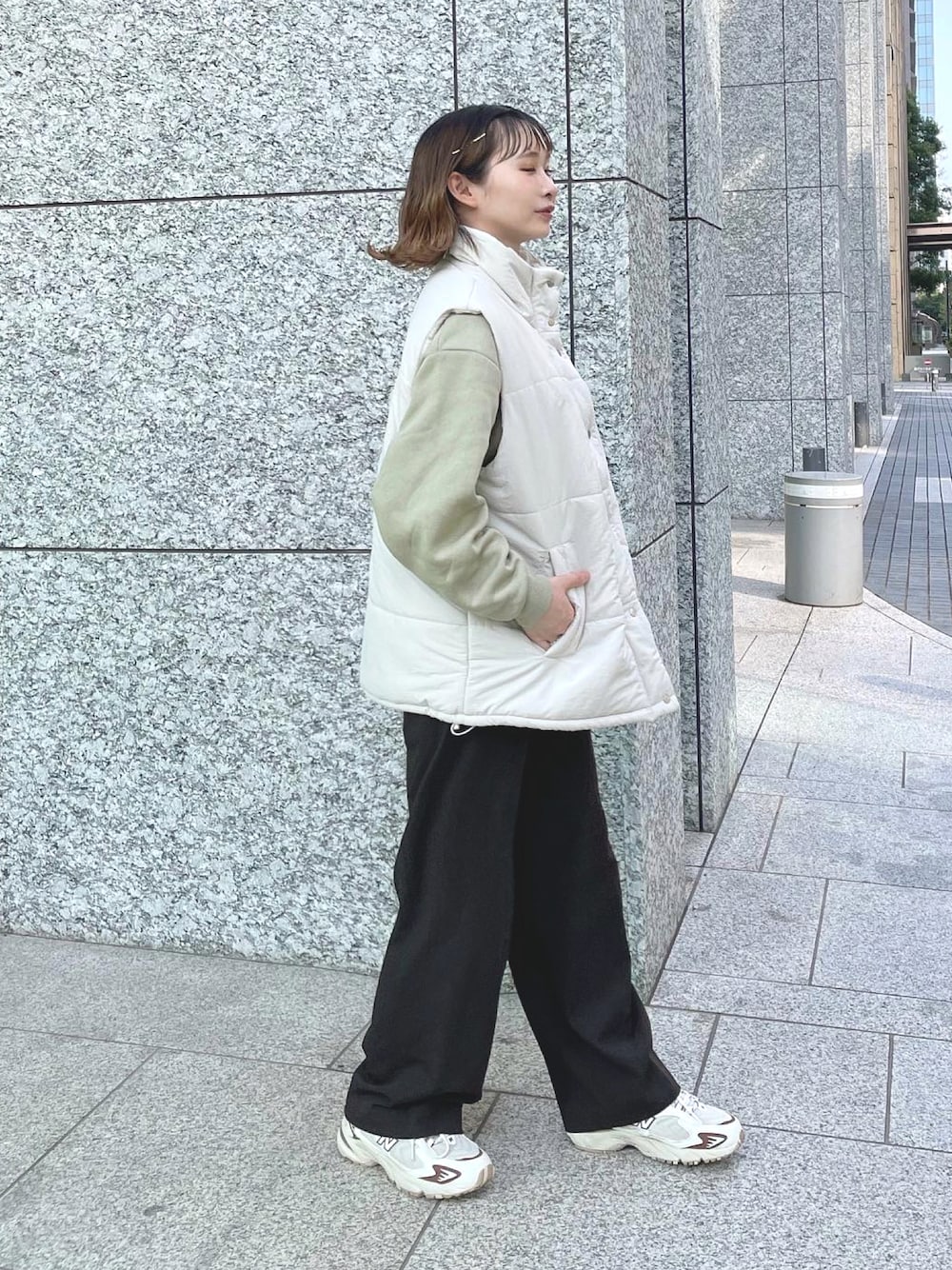 「秋服まるっと大公開、今日のコスメと服、休日コーデ、ダウンベスト、ベスト、くすみカラー、おでかけコーデ、スウェット、スニーカーコーデ、楽チンコーデ、秋冬コーデ、冬コーデ、PR、ちょこび、ファッションを楽しもう」｜「THREEのTHREE ワイズアイズパースペクティヴ マスカラ（マスカラ、レッド系）」を使った、ちょこびさん（骨格ウェーブ・レディース・154cm）の秋コーディネートの1枚目の写真