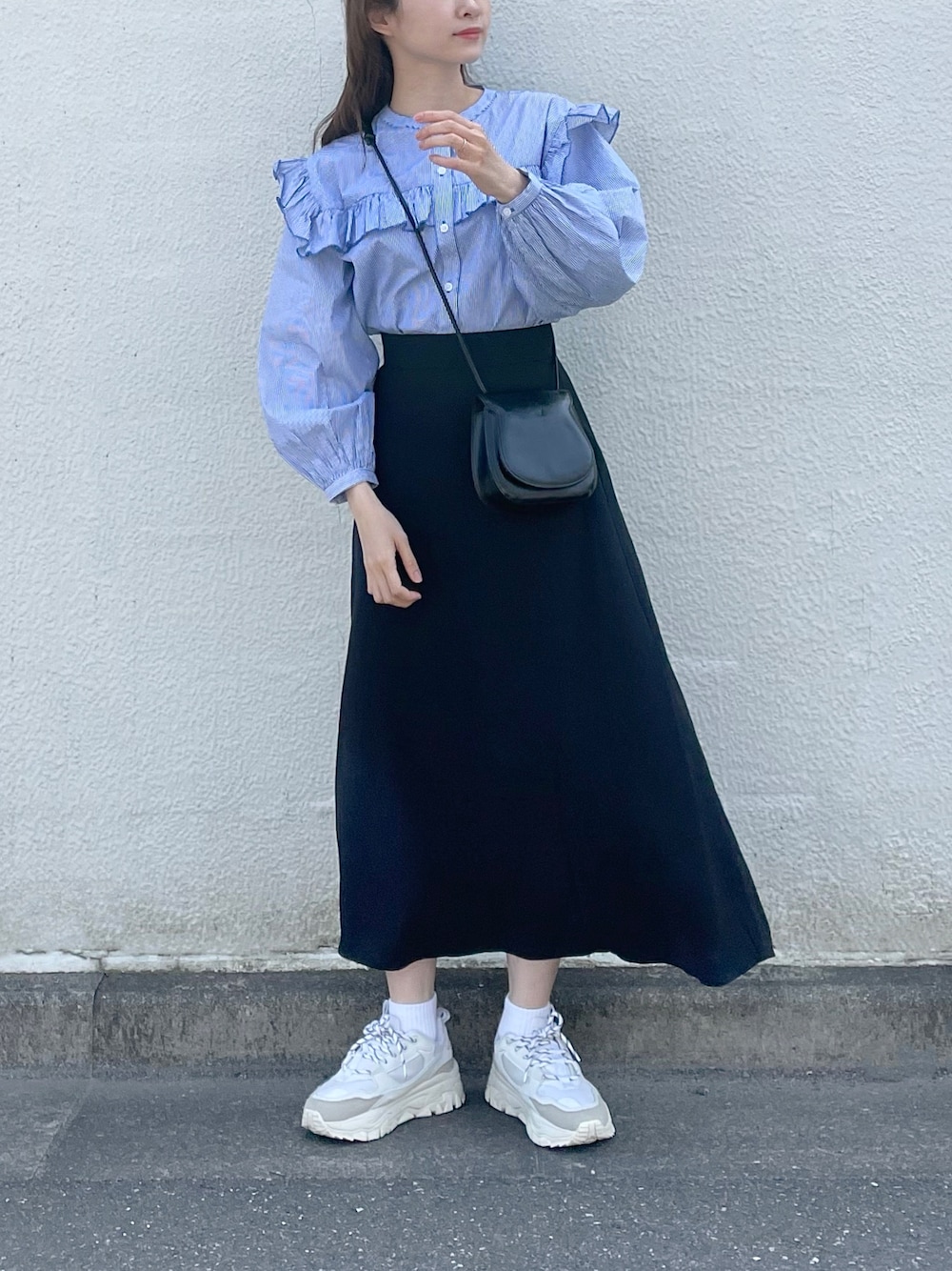 「フリルトップス、ストライプ、ウエストイン、ショルダーバッグ、ブルー×ブラック、ダッドスニーカー、スニーカーコーデ、春服、ちょこび、今日のコーデ、休日コーデ、雨の日コーデ、PR、myCHANEL、今日のコスメと服」｜「titivateのﾎﾞﾘｭｰﾑｽﾘｰﾌﾞﾌﾘﾙﾌﾞﾗｳｽ（シャツ/ブラウス、ブルー系）」を使った、ちょこびさん（レディース・154cm）の春コーディネートの1枚目の写真