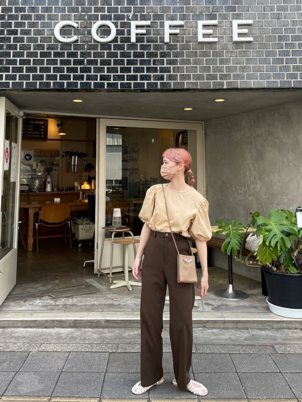 「カラーパンツ、ショルダーバッグ、大人コーデ、リラックススタイル、ベージュコーデ、カフェ、低身長、パフスリーブ、coffee、秋コーデ、秋先取りコーデ、GUコーデ、ボリューム袖、ちょこび、ブラウン」｜「ABITOKYOのパフスリーブクルーネックブラウス（シャツ/ブラウス、ベージュ系）」を使った、ちょこびさん（レディース・154cm）の秋コーディネートの1枚目の写真