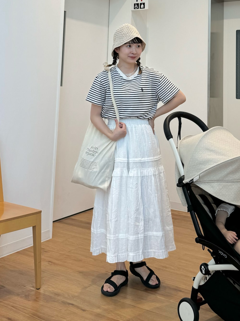 「お出かけコーデ、休日スタイル、夏コーデ、ティアードスカート、ボーダー、チューリップハット、サンダル、ちょこび、ママコーデ」｜「U.S. POLO ASSN.の∴WEGO/U.S.POLO ASSN.別注ワンポイントTシャツ（Tシャツ/カットソー、ホワイト系）」を使った、ちょこびさん（骨格ウェーブ・レディース・154cm）の夏コーディネートの1枚目の写真