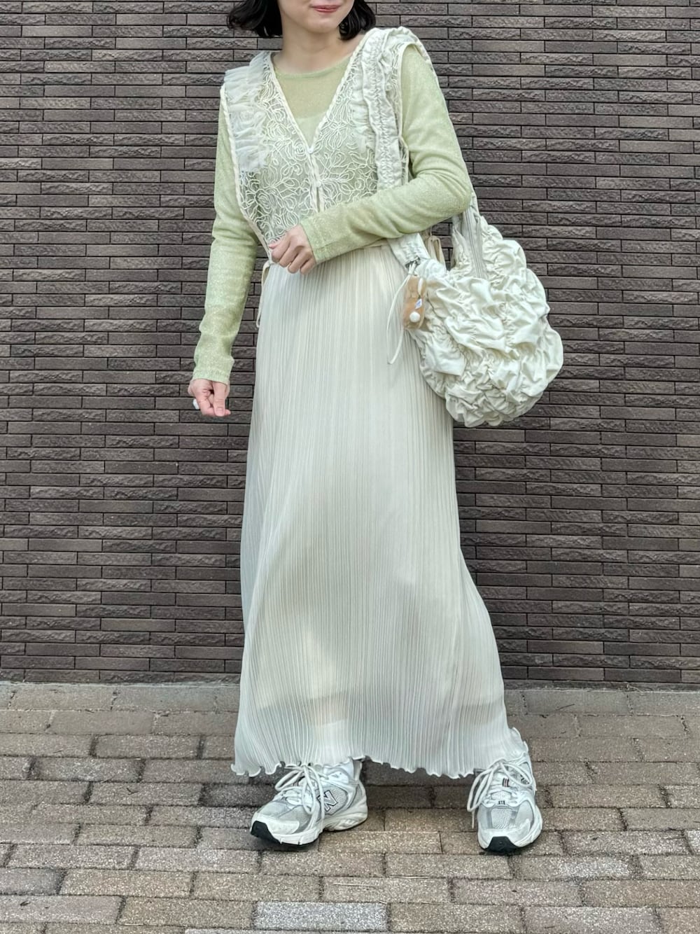 「春コーデ、シアートップス、ロングスカート、ママコーデ、ママファッション、淡色コーデ、カラーコーデ、春服」｜「titivateのクルーネックラメシアートップス（Tシャツ/カットソー、イエロー系）」を使った、ちょこびさん（レディース・154cm）の春コーディネートの1枚目の写真