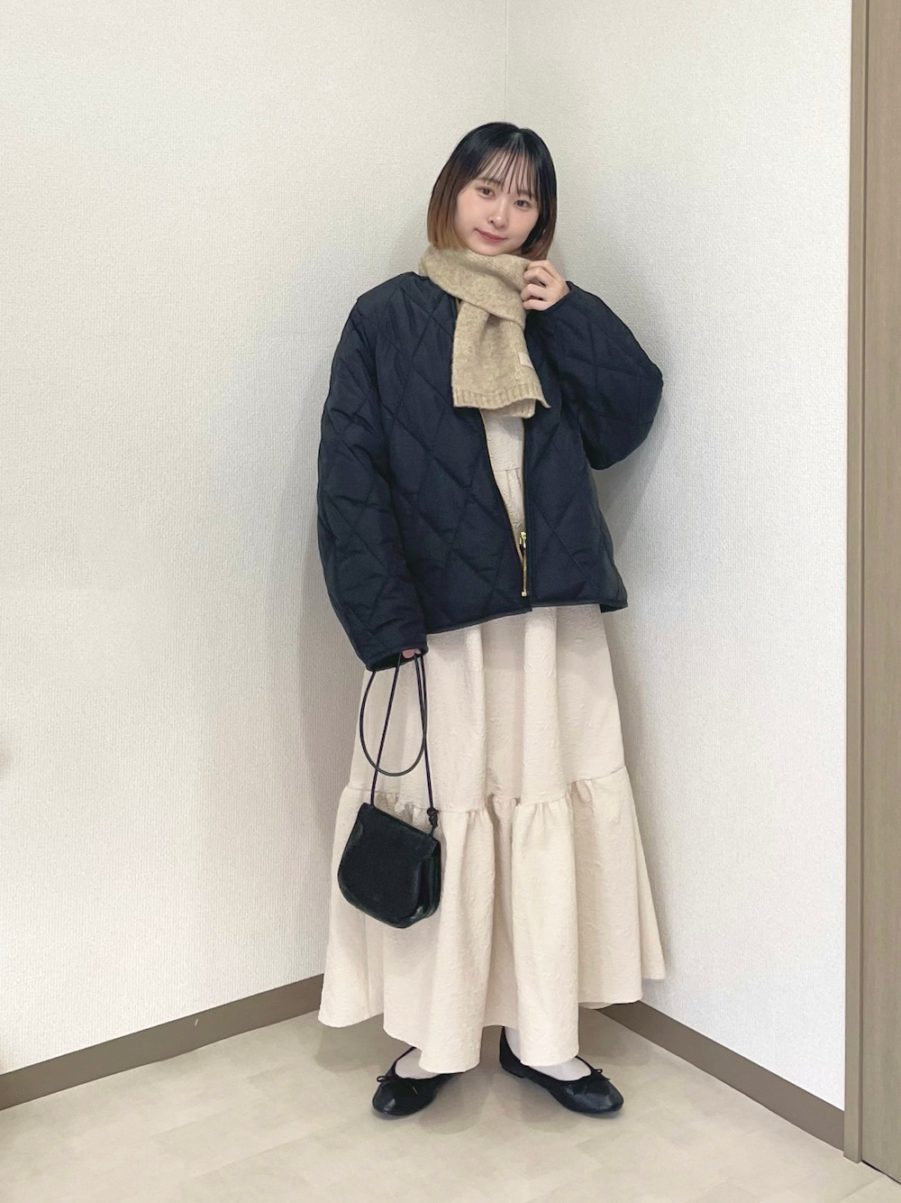 「大人かわいい、ティアードスカート、ロングワンピース、キルティング、キルティングジャケット、モノトーンコーデ、マフラー、ママコーデ、ショルダーバッグ、休日コーデ、お出かけコーデ、冬コーデ、アウター、寒い、モノトーン」｜「OPAQUE.CLIPのボアライナー付き キルティングショートコート【洗える】（その他アウター、ブラック系）」を使った、ちょこびさん（骨格ウェーブ・レディース・154cm）の冬コーディネートの1枚目の写真