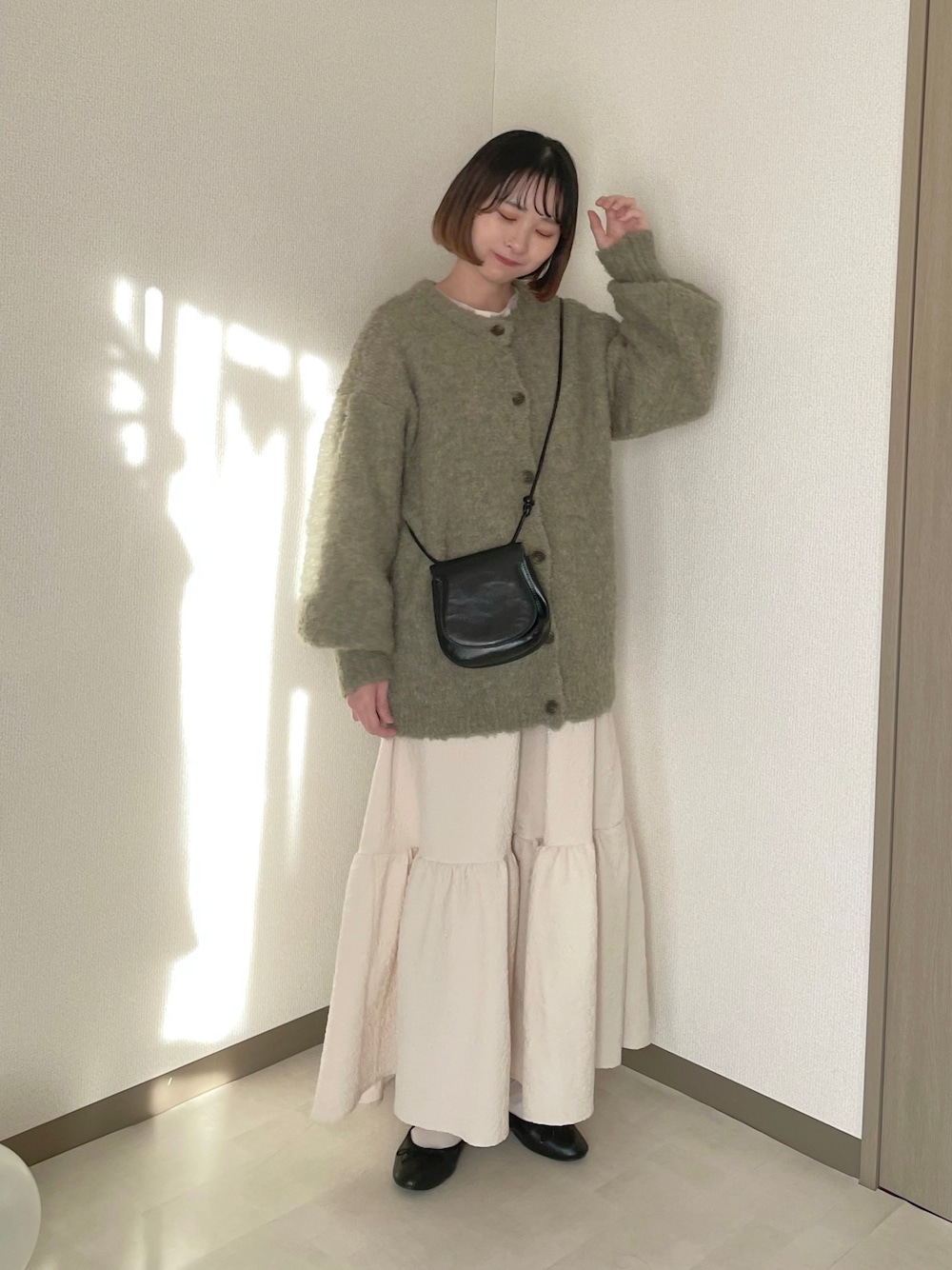 「おでかけコーデ、ティアードスカート、ニットカーディガン、グリーン、ピスタチオグリーン、ロングスカート、今日のコスメと服、淡色コーデ、ショルダーバッグ、冬服、休日スタイル、ニット、レイヤードスタイル、ボブ、ママコーデ」｜「forksy.の【forksy.】2wayブークレニットクルーネックカーディガン（カーディガン/ボレロ、グリーン系）」を使った、ちょこびさん（骨格ウェーブ・レディース・154cm）の冬コーディネートの1枚目の写真
