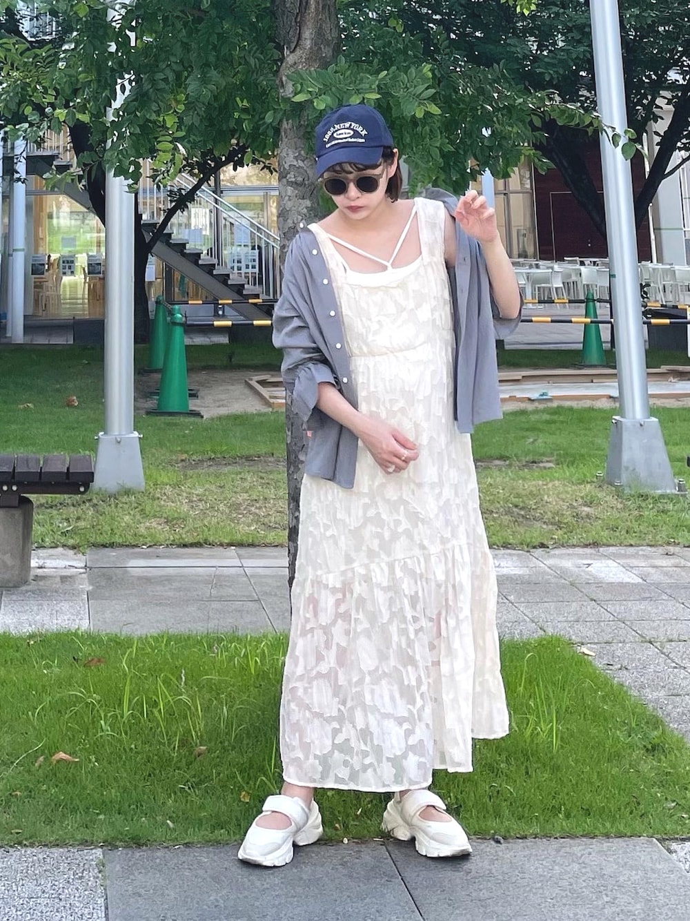 「このスタイルがお気に入り、今日のコスメと服、ジャガードワンピース、ジャガード、シアーワンピース、夏コーデ、キャップ、サングラス、マタニティ、マタニティコーデ、妊婦コーデ、妊娠10ヶ月、臨月、ちょこび、休日スタイル」｜「Javaの《JaVa ジャバコラボ》大人の愛らしさ。コットン100%2wayバンドカラー楊柳ガーゼシャツ（シャツ/ブラウス、ブルー系）」を使った、ちょこびさん（骨格ウェーブ・レディース・154cm）の夏コーディネートの1枚目の写真