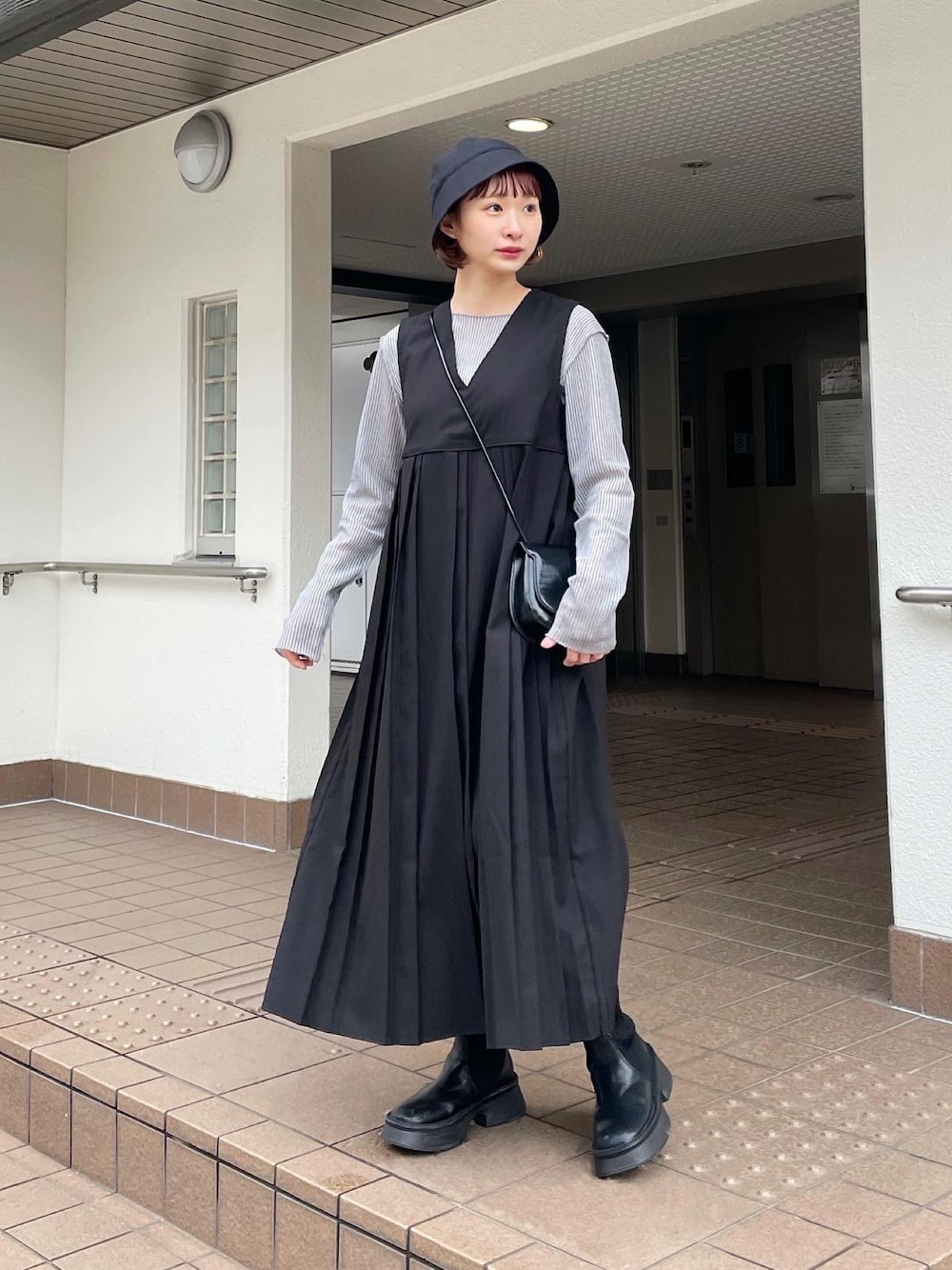 「ジャンパースカート、ロングワンピース、プリーツワンピース、シアートップス、ショートブーツ、ちょこび、ちょこびおすすめ、ほめられ本命コーデ、春コーデ、春服、ワンピース、きれいめカジュアル、大人カジュアル、オトナ女子、低身長女子」｜「Babの【ちょこび×Bab】ダブルプリーツ2WAYジャンパーワンピース（ジャンパースカート、ブラック系）」を使った、ちょこびさん（骨格ウェーブ・レディース・154cm）の冬コーディネートの1枚目の写真