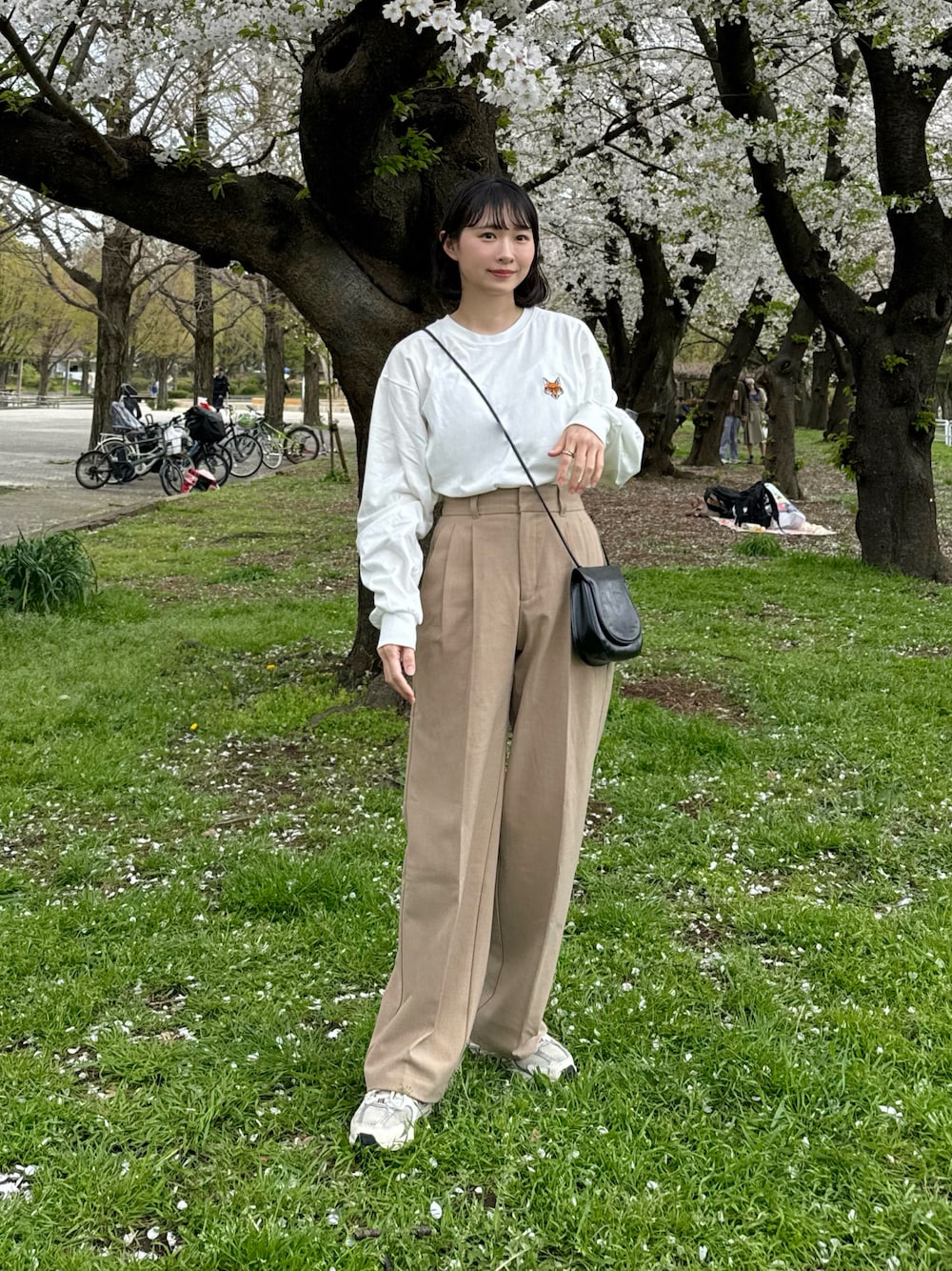 「カジュアル、カジュアルコーデ、春めき満開コーデ、タックワイドパンツ、ママコーデ、ママファッション、シンプルコーデ、産後、ちょこび、GU、ロンT、タックイン、プチプラ、春色」｜「Riberryのめがねキツネ胸刺繍ロンT（Tシャツ/カットソー、ホワイト系）」を使った、ちょこびさん（レディース・154cm）の春コーディネートの1枚目の写真