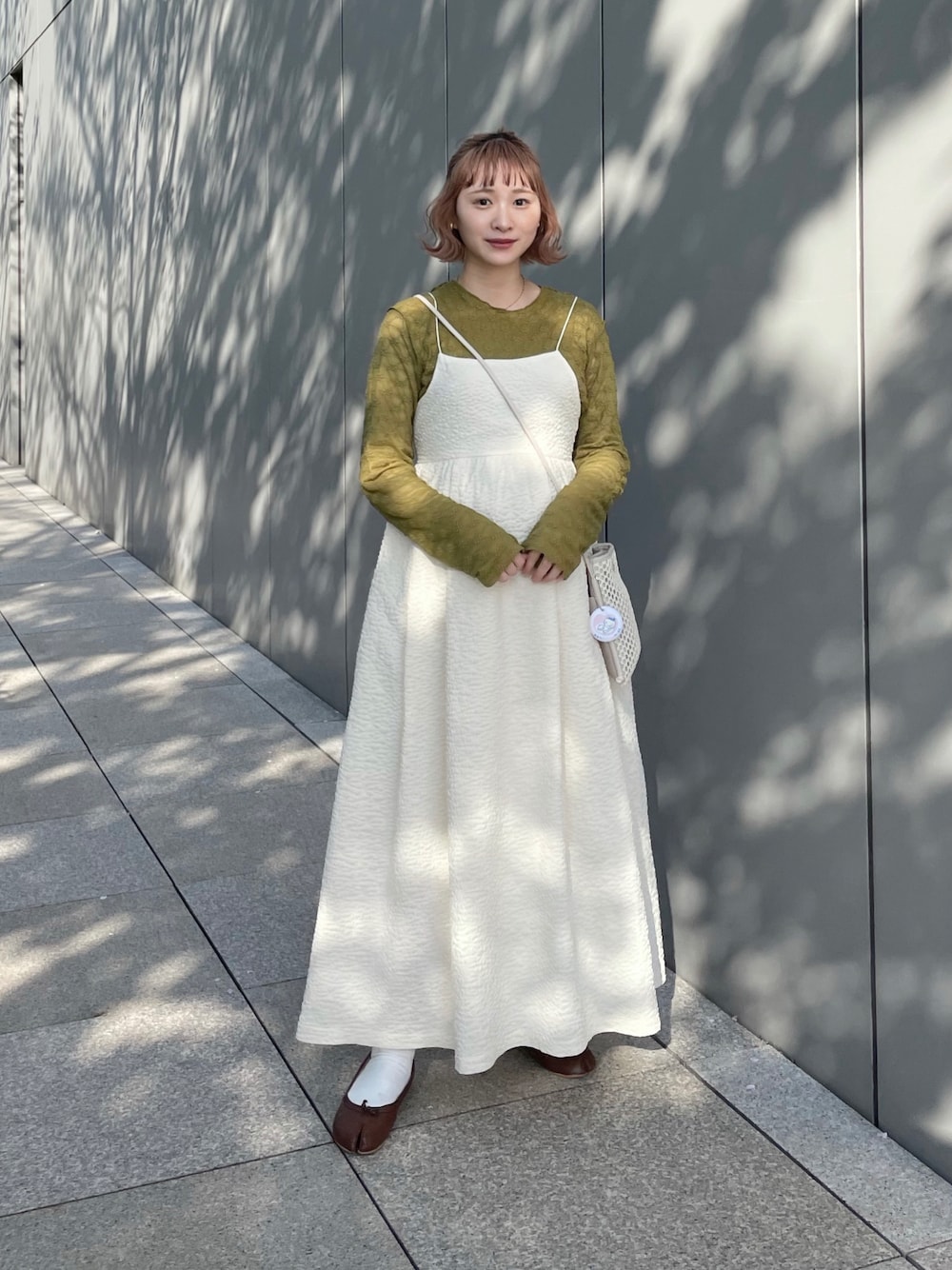 「春服コーデ、オトナ女子、お出かけコーデ、キャミワンピ、ラクチンコーデ、ワンピース、ロングワンピース、マタニティ、マタニティコーデ、妊婦コーデ、低身長、ちょこび、休日スタイル、低身長コーデ、ボリュームスカート」｜「Alley by w closetの【Alley】フクレフラワーキャミドレス（ワンピース、ホワイト系）」を使った、ちょこびさん（骨格ウェーブ・レディース・154cm）の春コーディネートの1枚目の写真