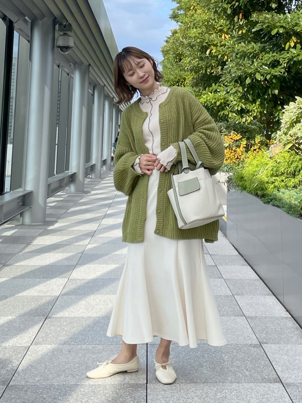 「秋服、カーディガン、ニットカーディガン、GUコーデ、バケツバッグ、秋コーデ、低身長、カラーコーデ、グリーン、GU、秋冬コーデ、ニットコーデ、グリーンコーデ」｜「Aunt Marie'sのミックスボリュームニットカーディガン（カーディガン/ボレロ、グリーン系）」を使った、ちょこびさん（骨格ウェーブ・レディース・154cm）の秋コーディネートの1枚目の写真