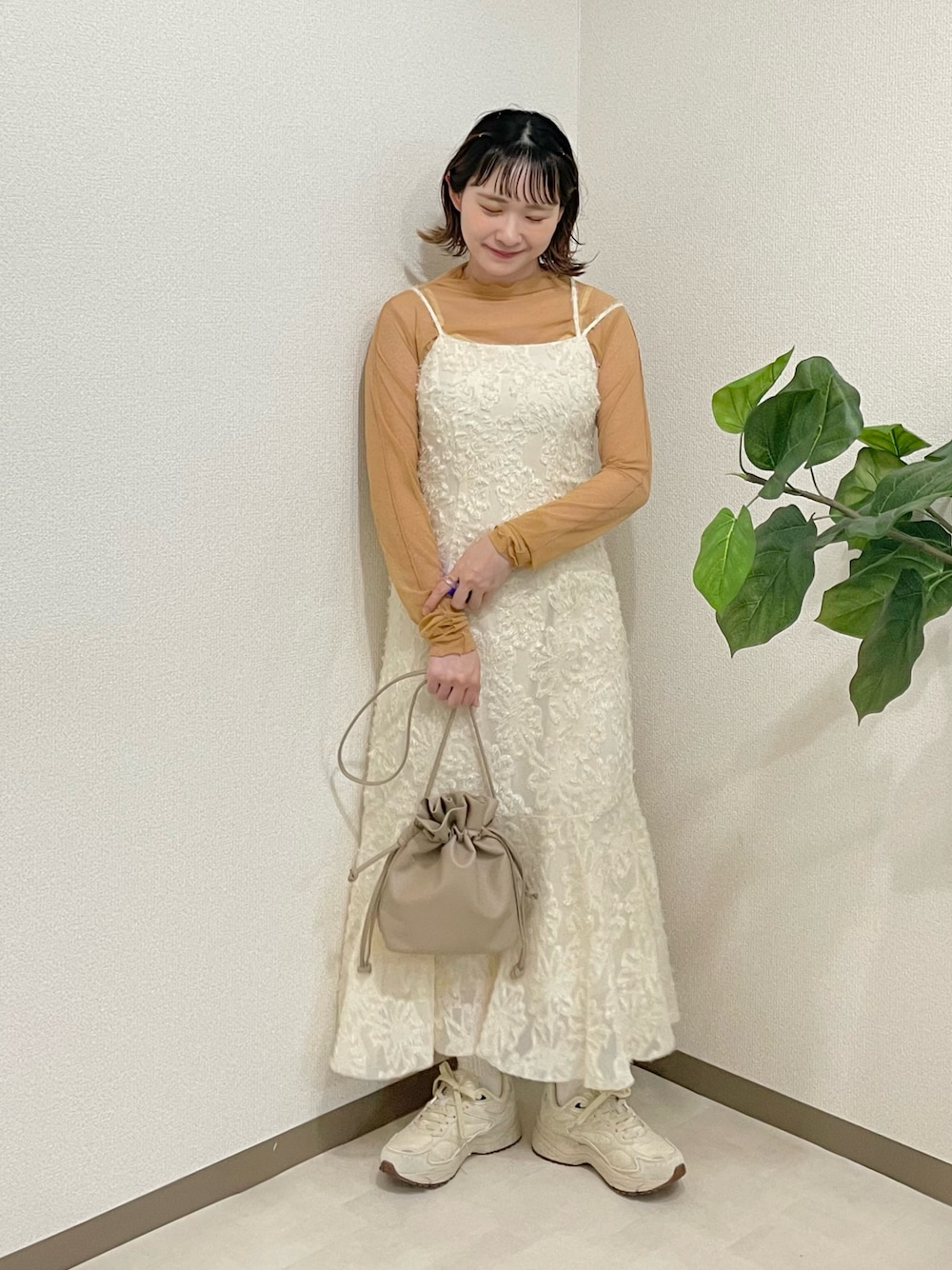 「シアートップス、キャミワンピ、秋先取りコーデ、オトナ女子、白スニーカー、ロングワンピース、ジャガード、巾着バッグ、ママコーデ、ちょこび、秋服コーデ、秋カラー、今日のコスメと服」｜「Babのベーシックシアートップス（Tシャツ/カットソー、ブラウン系）」を使った、ちょこびさん（骨格ウェーブ・レディース・154cm）の秋コーディネートの1枚目の写真