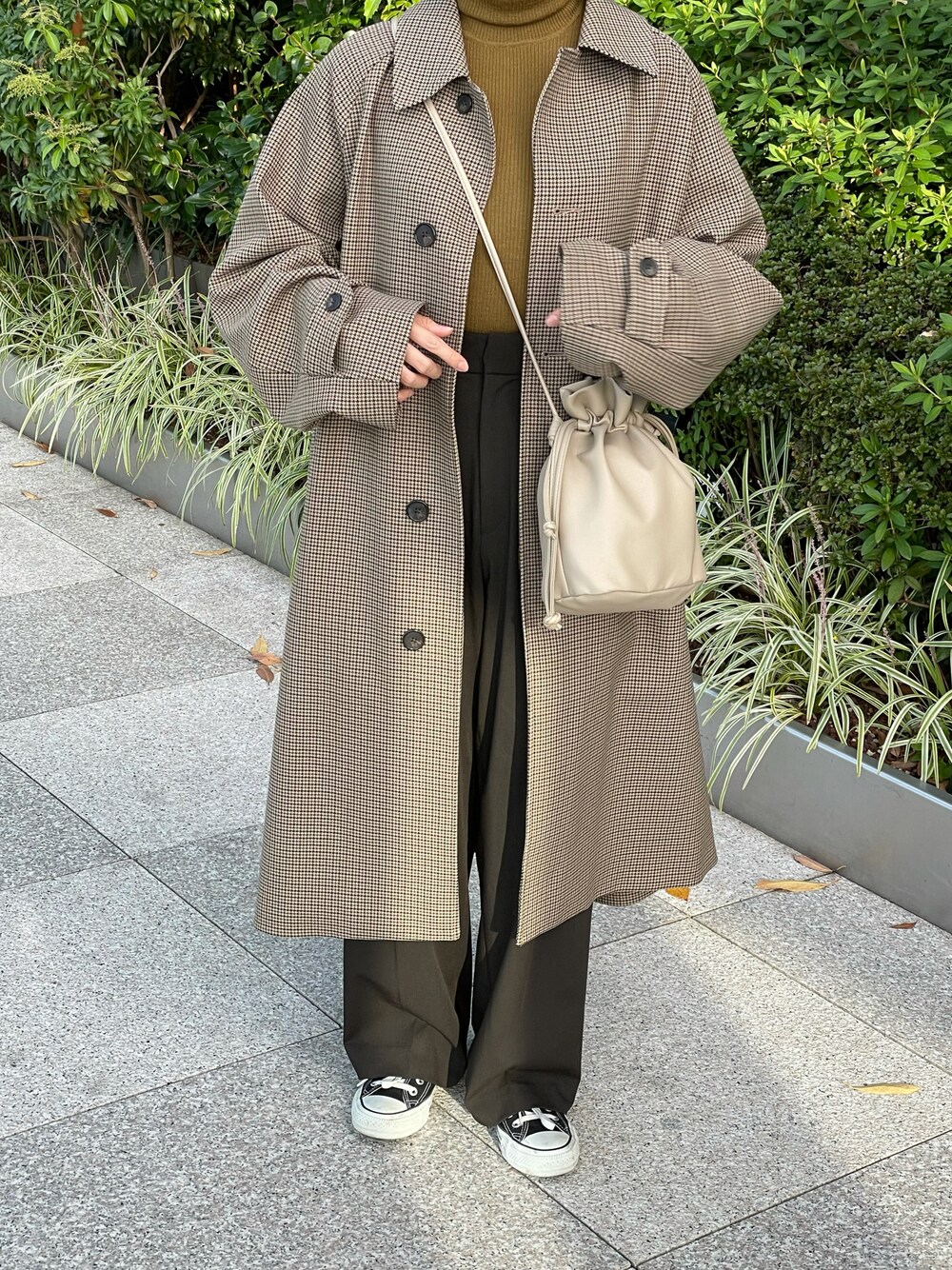 「チェックアウター、アウター、秋冬コーデ、チェック、GUコーデ、GU、巾着バッグ、UNIQLO、UNIQLOコーデ、プチプラコーデ、着回しコーデ」｜「GUのアイテム（ジャケット/アウター、ブラウン系）」を使った、ちょこびさん（骨格ウェーブ・レディース・154cm）の秋コーディネートの1枚目の写真
