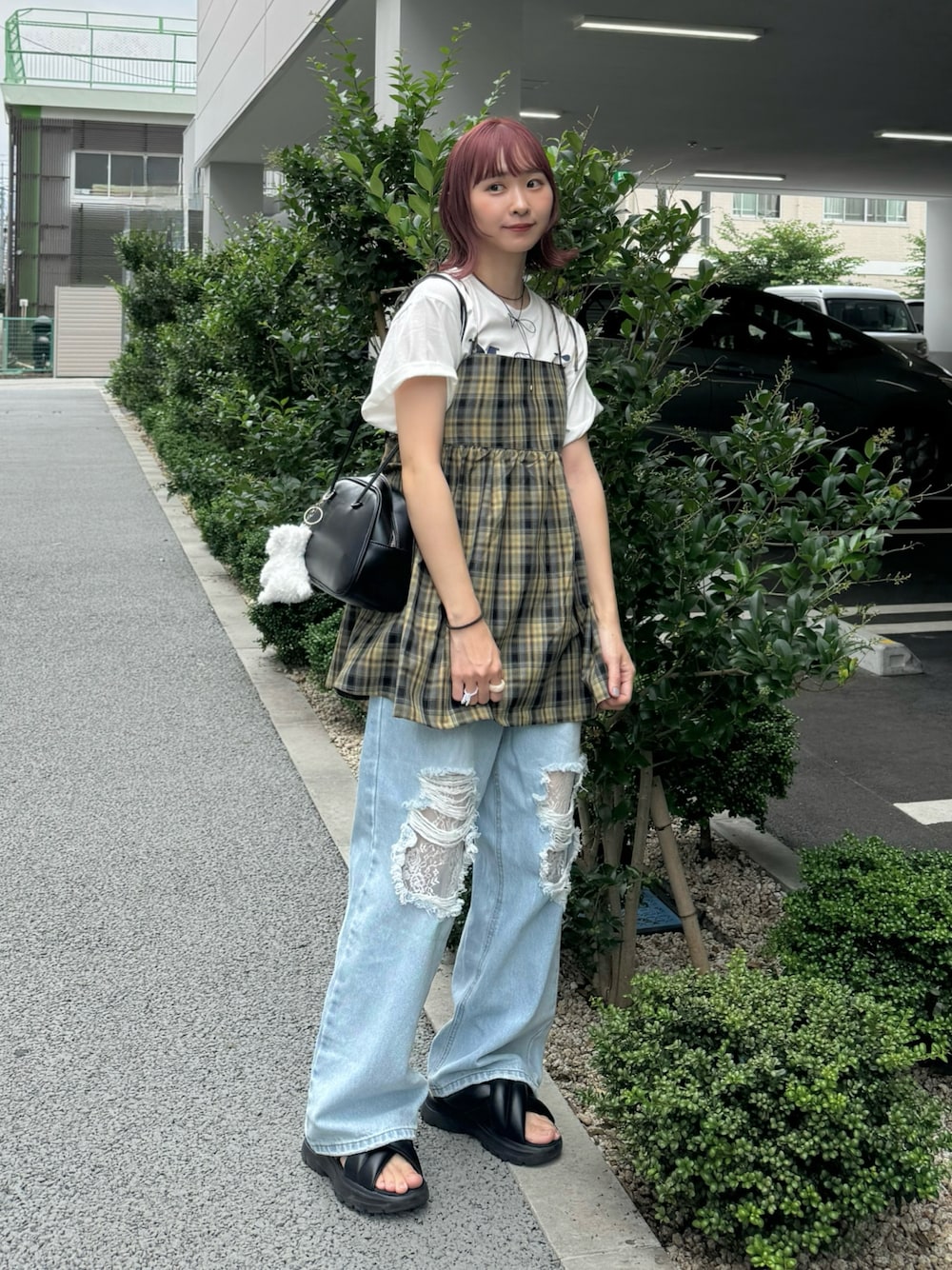 「カスタネ、ダメージデニムパンツ、レースパンツ、チェックキャミワンピース、キャミワンピ、ママコーデ、ママファッション、夏コーデ、レイヤードスタイル、サンダル、ちょこび」｜「Kastaneの【WEB限定】チェックキャミビスチェ（キャミソール、イエロー系）」を使った、ちょこびさん（レディース・154cm）の夏コーディネートの1枚目の写真