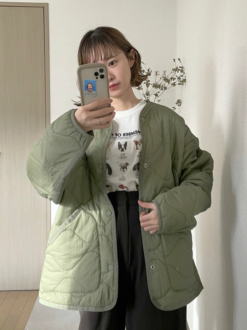 「キルティング、キルティングジャケット、犬、秋、カーキアウター、アウター、ちょこび、ボブ、UNIQLO、秋ルック紹介するよ、低身長女子、カラー×コーデ」｜「niko and...のマイペットロングスリーブTシャツ（Tシャツ/カットソー、ホワイト系）」を使った、ちょこびさん（骨格ウェーブ・レディース・154cm）の秋コーディネートの1枚目の写真