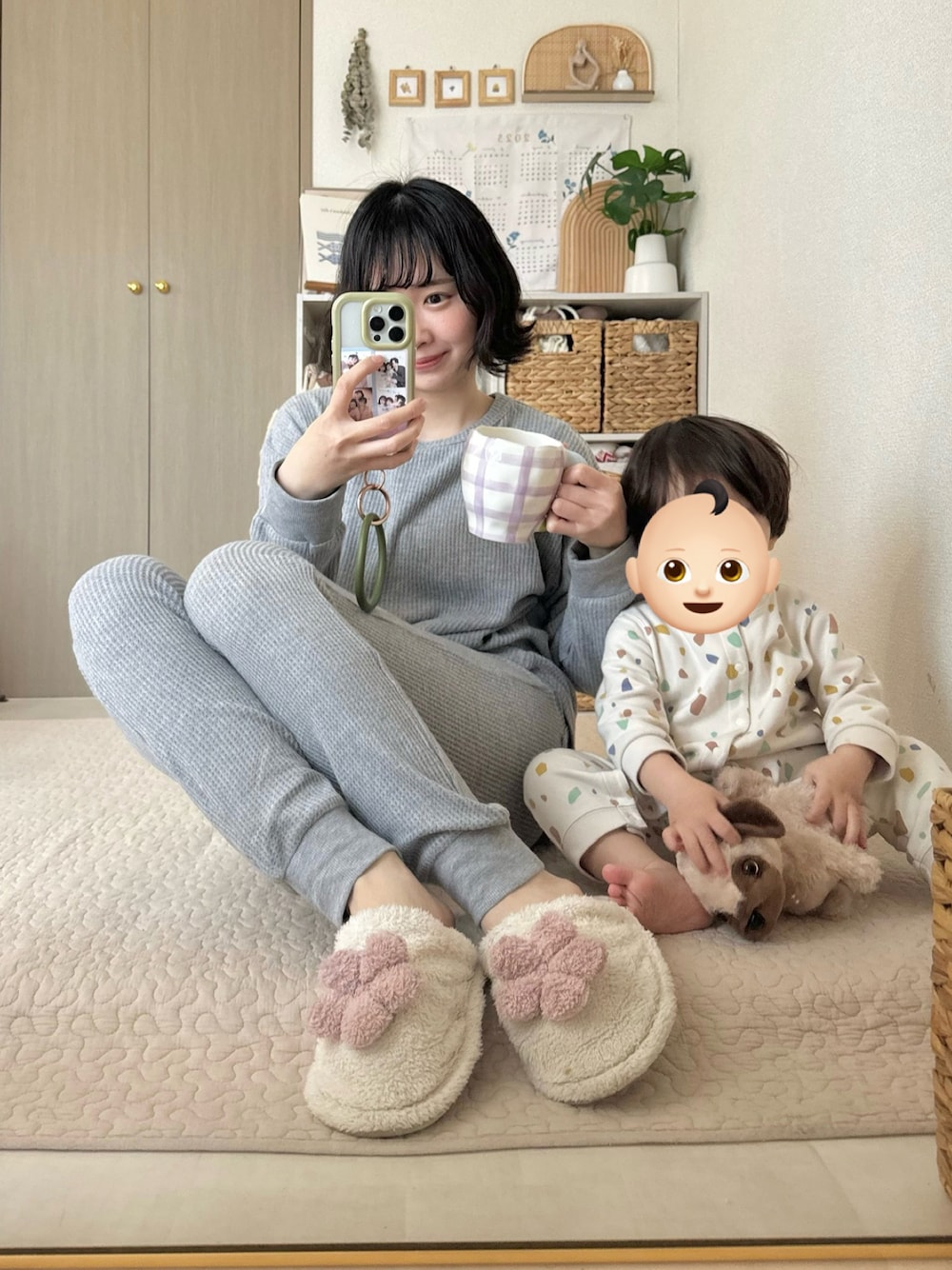「ルームウェア、お家スタイル、リラックススタイル、パジャマ、ちょこび、ママコーデ、ママファッション、プチプラ、プチプラコーデ、春カラー、家」｜「aimerfeelの【SNSで話題！温活・冷え対策に】ふんわりワッフル 腹巻付き ルームウェア 長袖 上下 セットアップ（ルームウェア/パジャマ、グレー系）」を使った、ちょこびさん（レディース・154cm）の春コーディネートの1枚目の写真