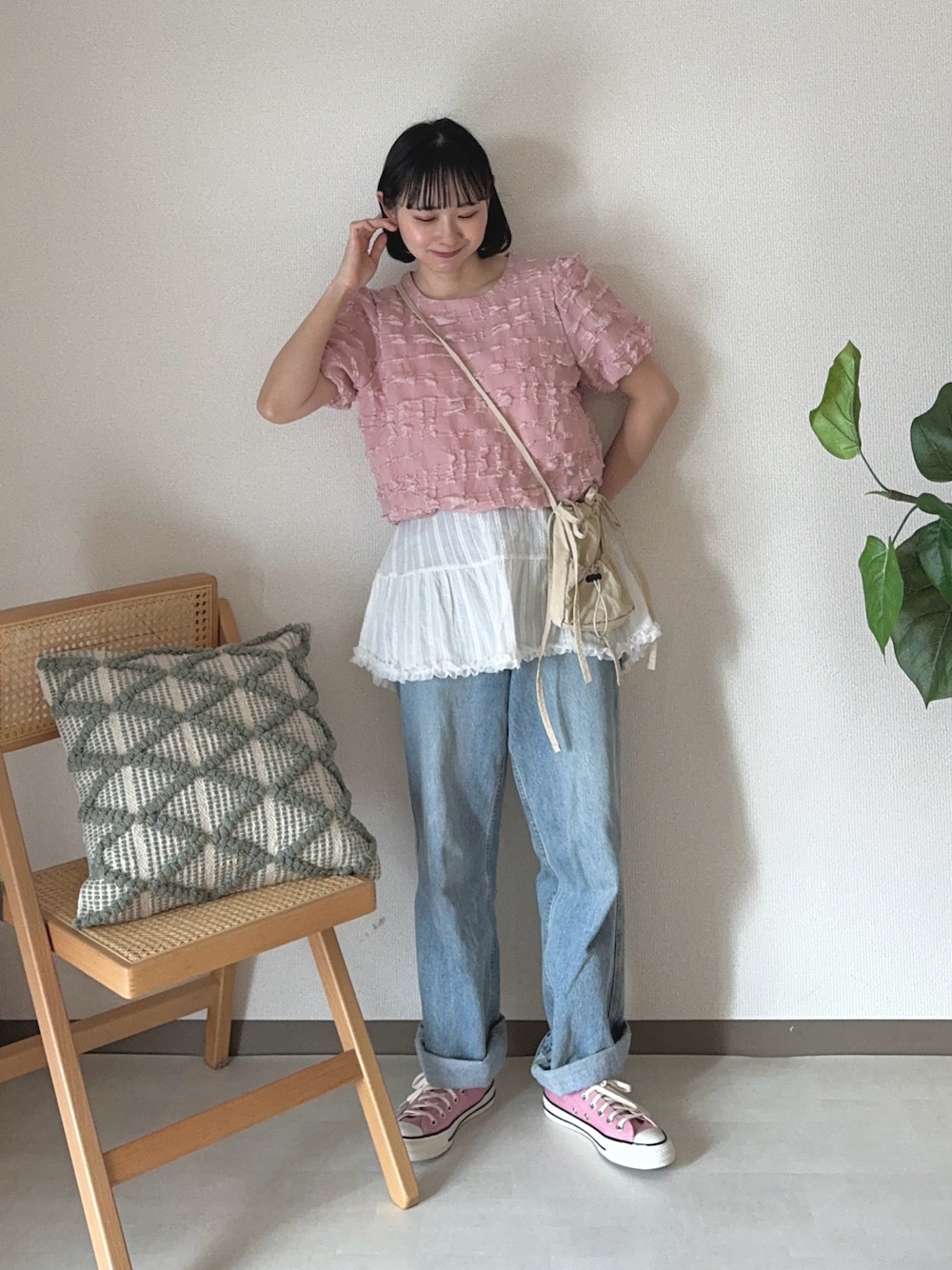 「春コーデ、春めき満開コーデ、ピンク、コンバース、シンプルスタイル、レイヤードスタイル、スニーカーコーデ、ママコーデ、ママファッション、はるコーデ」｜「fruncoのデザインバルーントップス（Tシャツ/カットソー、ピンク系）」を使った、ちょこびさん（レディース・154cm）の春コーディネートの1枚目の写真