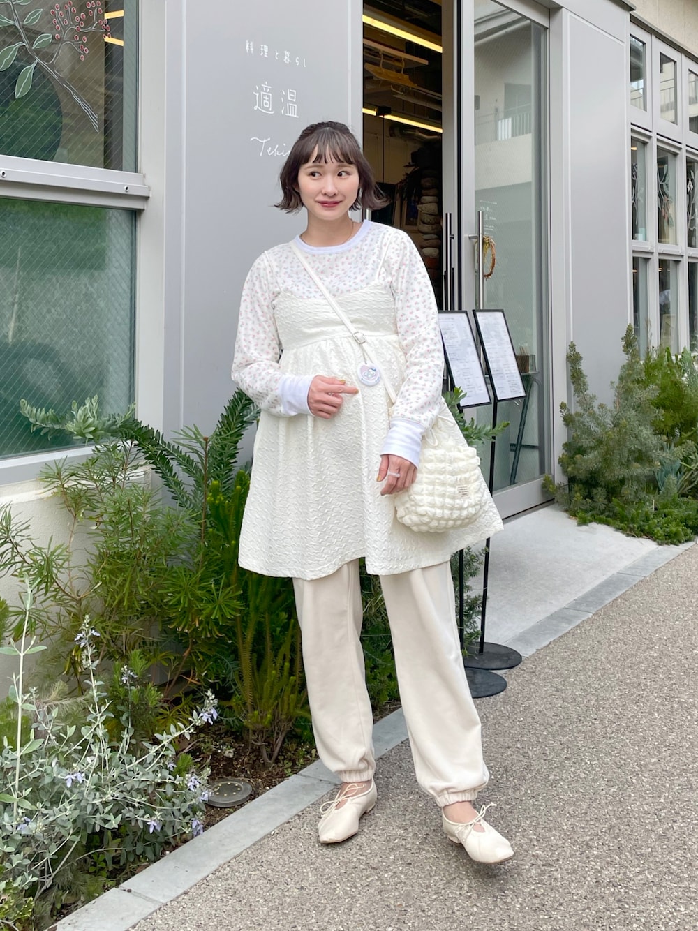 「春服、ワッフル、チュニック、妊婦コーデ、妊娠8ヶ月、マタニティコーデ、スウェットパンツ、無印良品、着回しコーデ、春コーデ、楽チンコーデ」｜「Alley by w closetの【Alley】プリントワッフルクルーネックロンT（Tシャツ/カットソー、ピンク系）」を使った、ちょこびさん（骨格ウェーブ・レディース・154cm）の春コーディネートの1枚目の写真