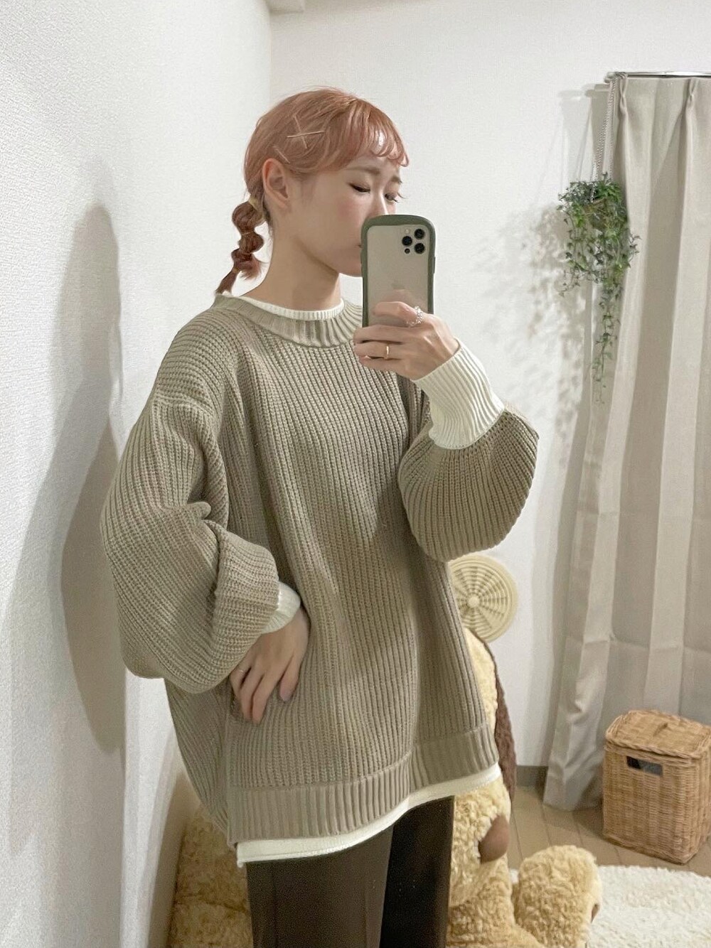 「秋コーデ、ニットコーデ、ヘアアレンジ、ボリューム袖、秋先取りコーデ、オーバーサイズ、部屋撮り、おうちファッション、おんまゆ、ベージュコーデ、アースカラー、ラクチンコーデ、カジュアルコーデ」｜「Javaの重ね着風ロング丈無地クルーネックローゲージパフスリーブニット(長袖)（ニット/セーター、ベージュ系）」を使った、ちょこびさん（レディース・154cm）の秋コーディネートの1枚目の写真