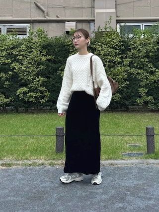 「select MOCA by son（セレクトモカバイソン）のベロアIラインロングスカート（スカート）」を使った、ちょこびさん（レディース・154cm）の秋コーディネート