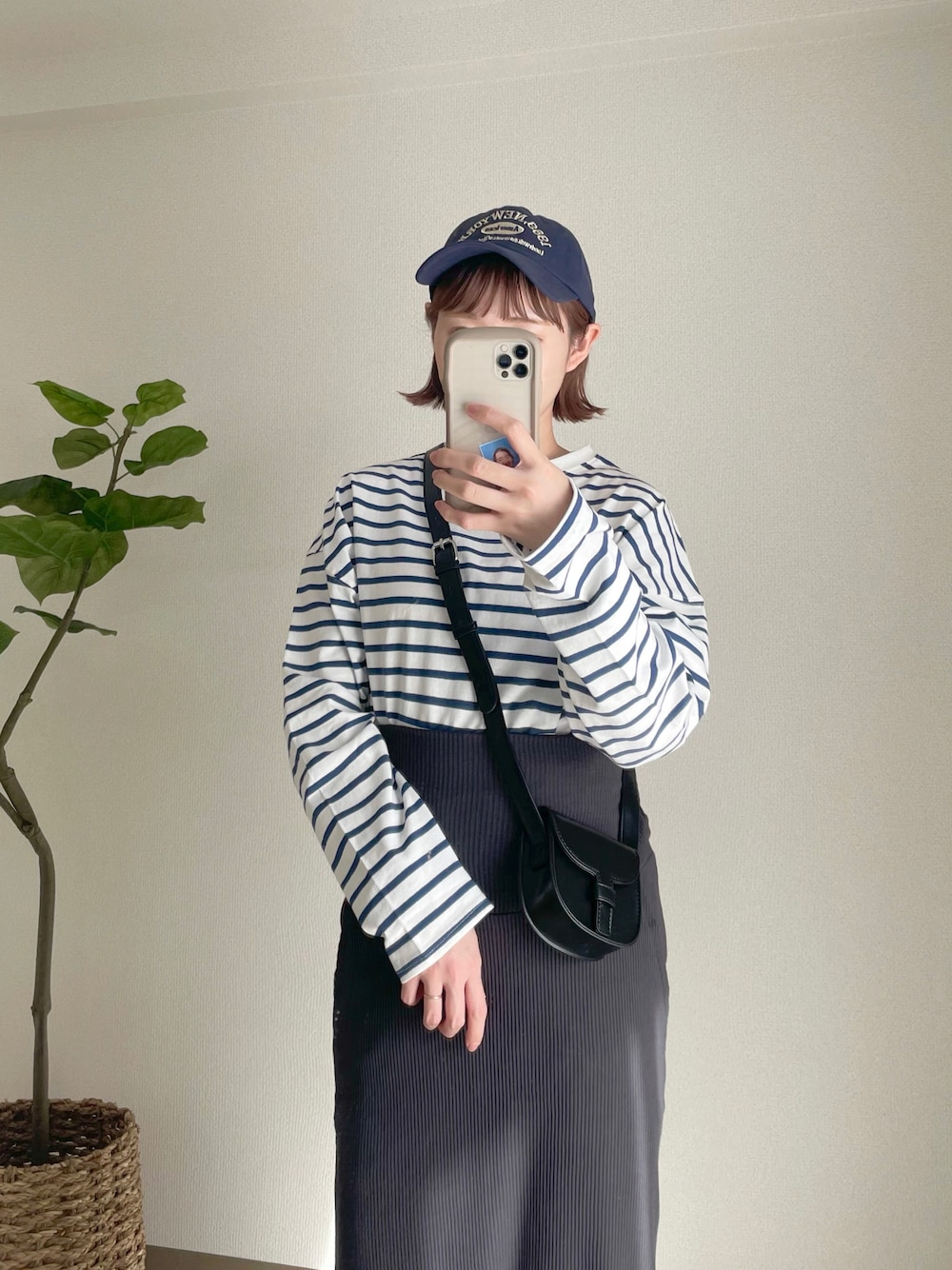 「春コーデ、ボーダー、ボーダートップス、キャップ、ボーダーTシャツ、ボーイッシュ、ちょこび、お出かけコーデ、休日コーデ、カジュアルコーデ、低身長コーデ、ウエストイン、ショルダーバッグ、マタニティ、マタニティコーデ」｜「MANGROVEの１９８９ロゴ刺繍キャップ（キャップ、ブルー系）」を使った、ちょこびさん（骨格ウェーブ・レディース・154cm）の冬コーディネートの1枚目の写真