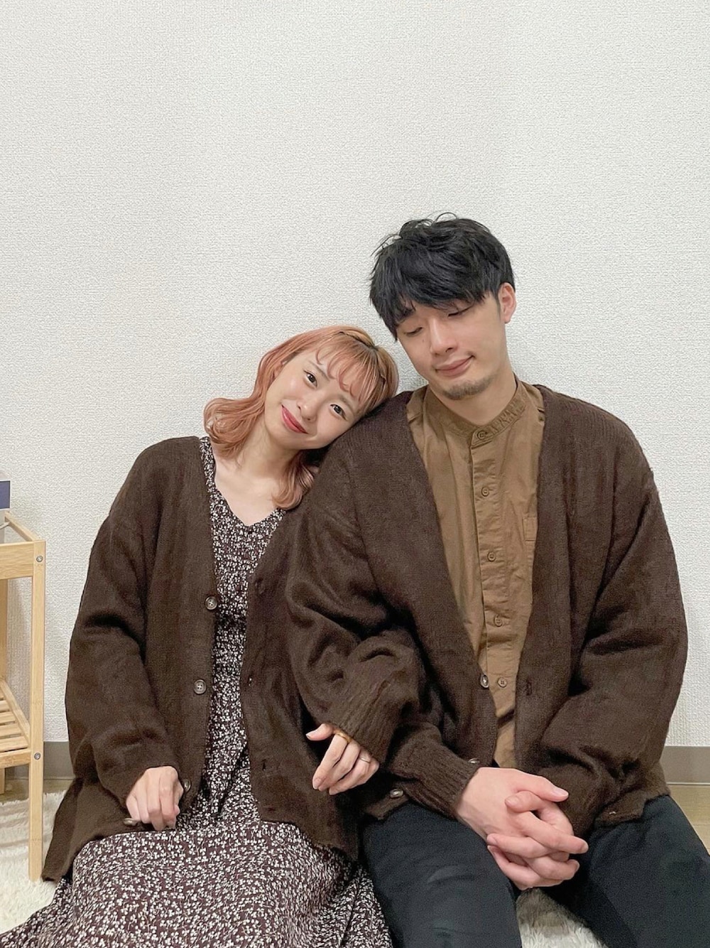 「秋のコーデ、花柄ワンピース、カーディガン、茶色、シミラールック、リンクコーデ、低身長、おそろいコーデ、秋服、カップルコーデ、夫婦、休日コーデ、寒い、秋先取りコーデ」｜「DISCOATのモヘアライクブラッシングカーディガン≪WEB限定カラー有り≫（カーディガン/ボレロ、ブラウン系）」を使った、ちょこびさん（レディース・154cm）の秋コーディネートの1枚目の写真