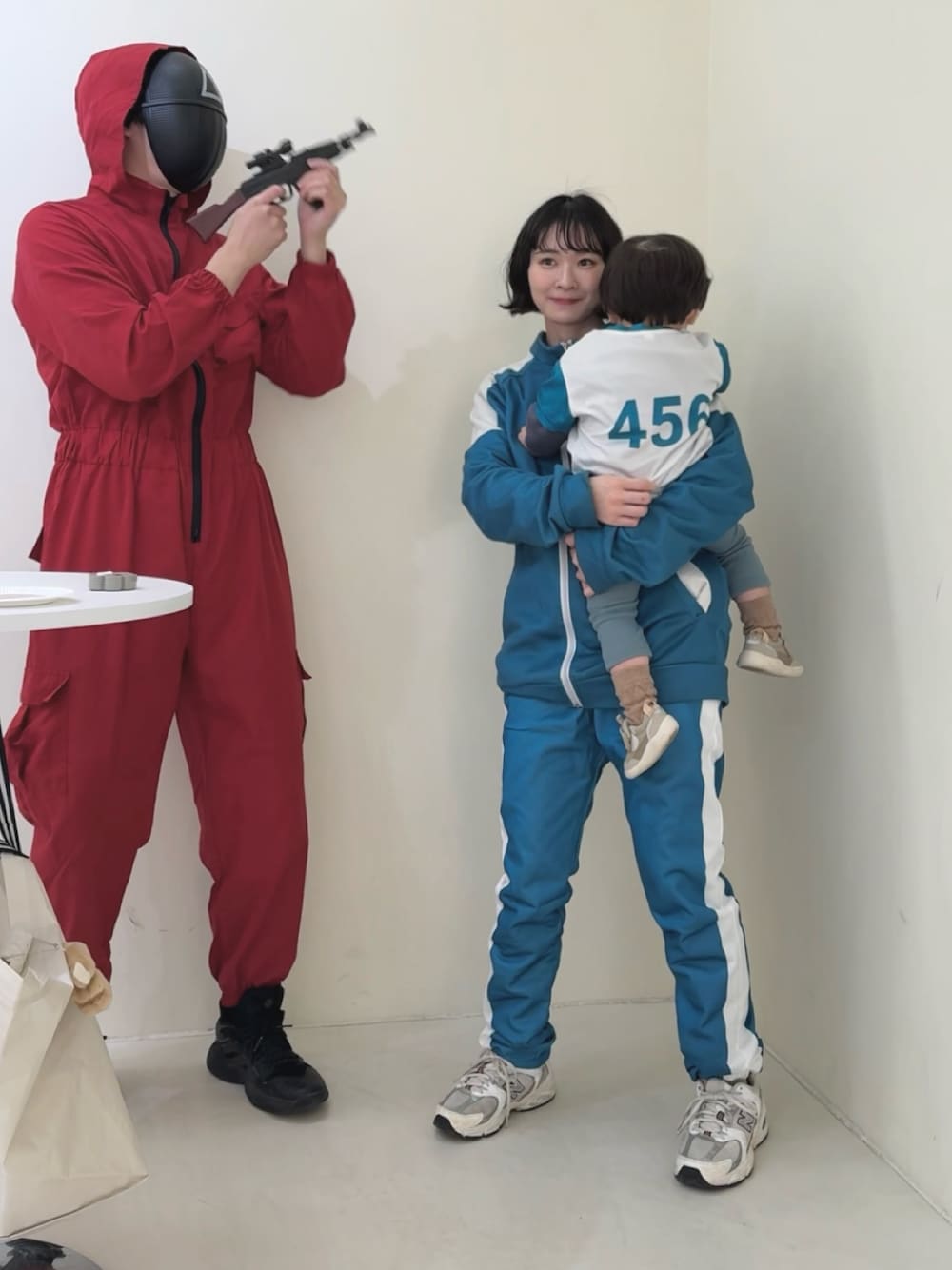 ホワイト系のスニーカー、ベージュ系のスニーカー、ブルー系のその他パンツを着用したレディースの冬コーディネートの1枚目の写真