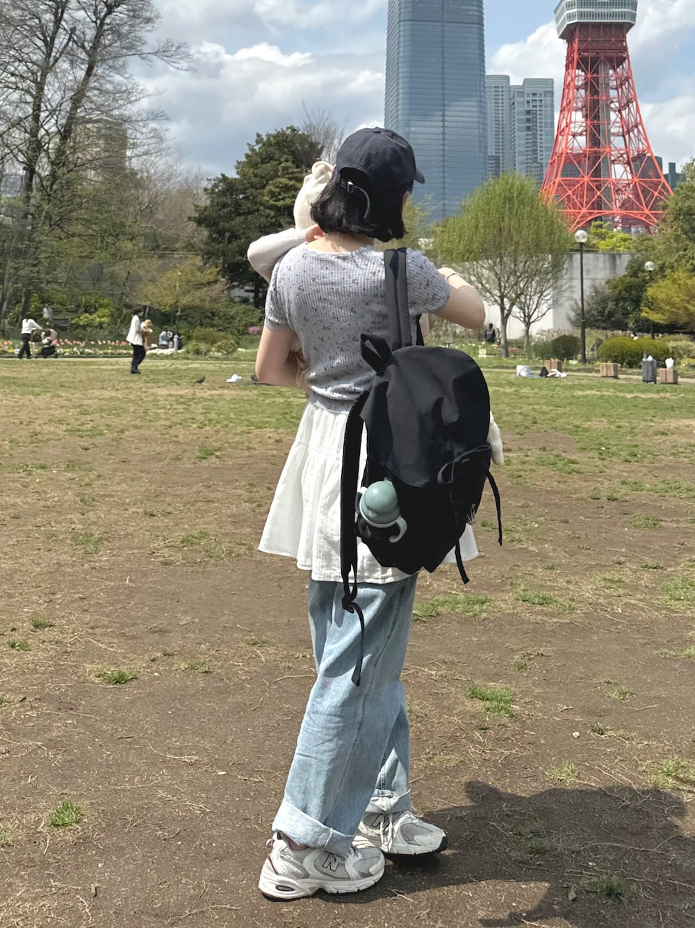 「マザーズバッグ、マザーズリュック、リュック、バックパック、公園コーデ、ママコーデ、ママファッション、キャップ、春服コーデ、着回しコーデ、レイヤードスタイル、ちょこび、大人可愛い」｜「INTER FACTORYのちょこび - マザーズリュック made in INTER FACTORY（バックパック/リュック、ブラック系）」を使った、ちょこびさん（レディース・154cm）の春コーディネートの1枚目の写真