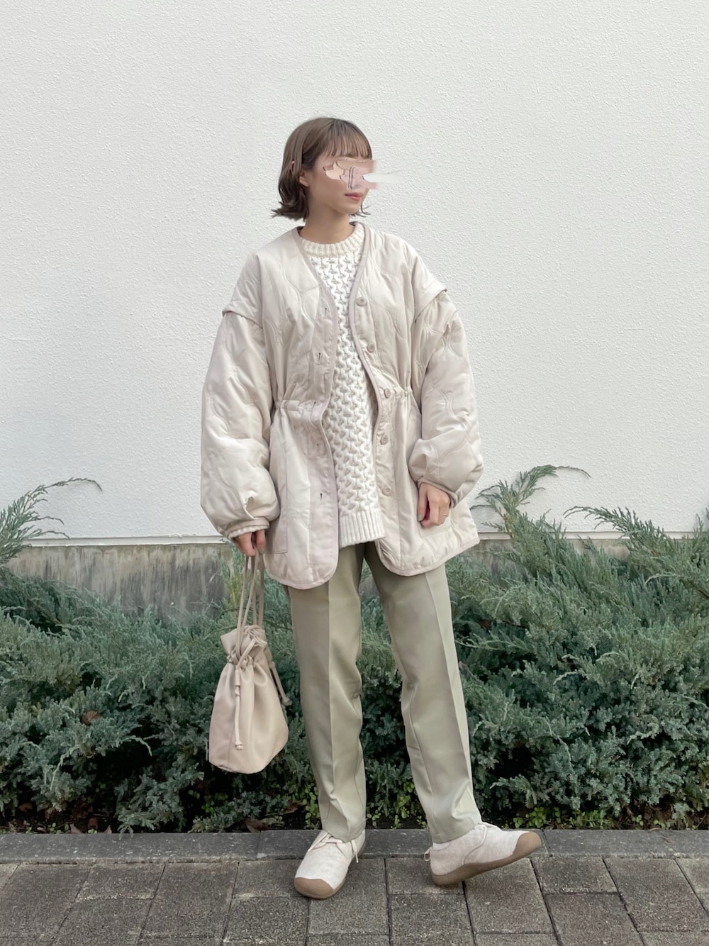 「秋冬コーデ、服とコスメでなりたい自分に、キルティング、パンツコーデ、カラーパンツ、くすみカラー、巾着バッグ、お出かけコーデ、ホワイト、アウター、ブルゾン、低身長、ちょこび、keen、シンプルスタイル」｜「Babのケーブル編みルーズニット（ニット/セーター、ホワイト系）」を使った、ちょこびさん（骨格ウェーブ・レディース・154cm）の冬コーディネートの1枚目の写真