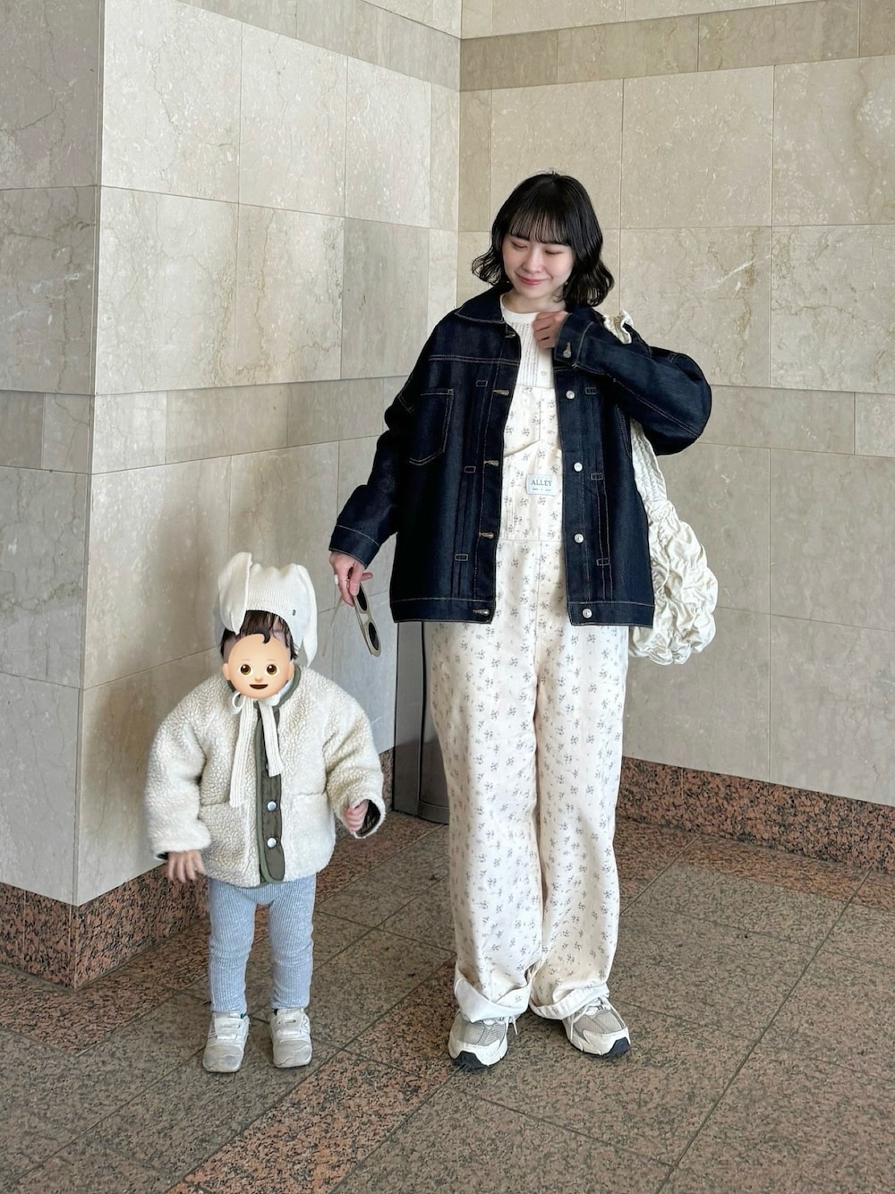 「デニム、デニムジャケット、オーバーオール、サロペット、ママコーデ、ママファッション」｜「BONLECILLのルーズデニムジャケット/Gジャン（デニムジャケット、ブルー系）」を使った、ちょこびさん（レディース・154cm）の春コーディネートの1枚目の写真