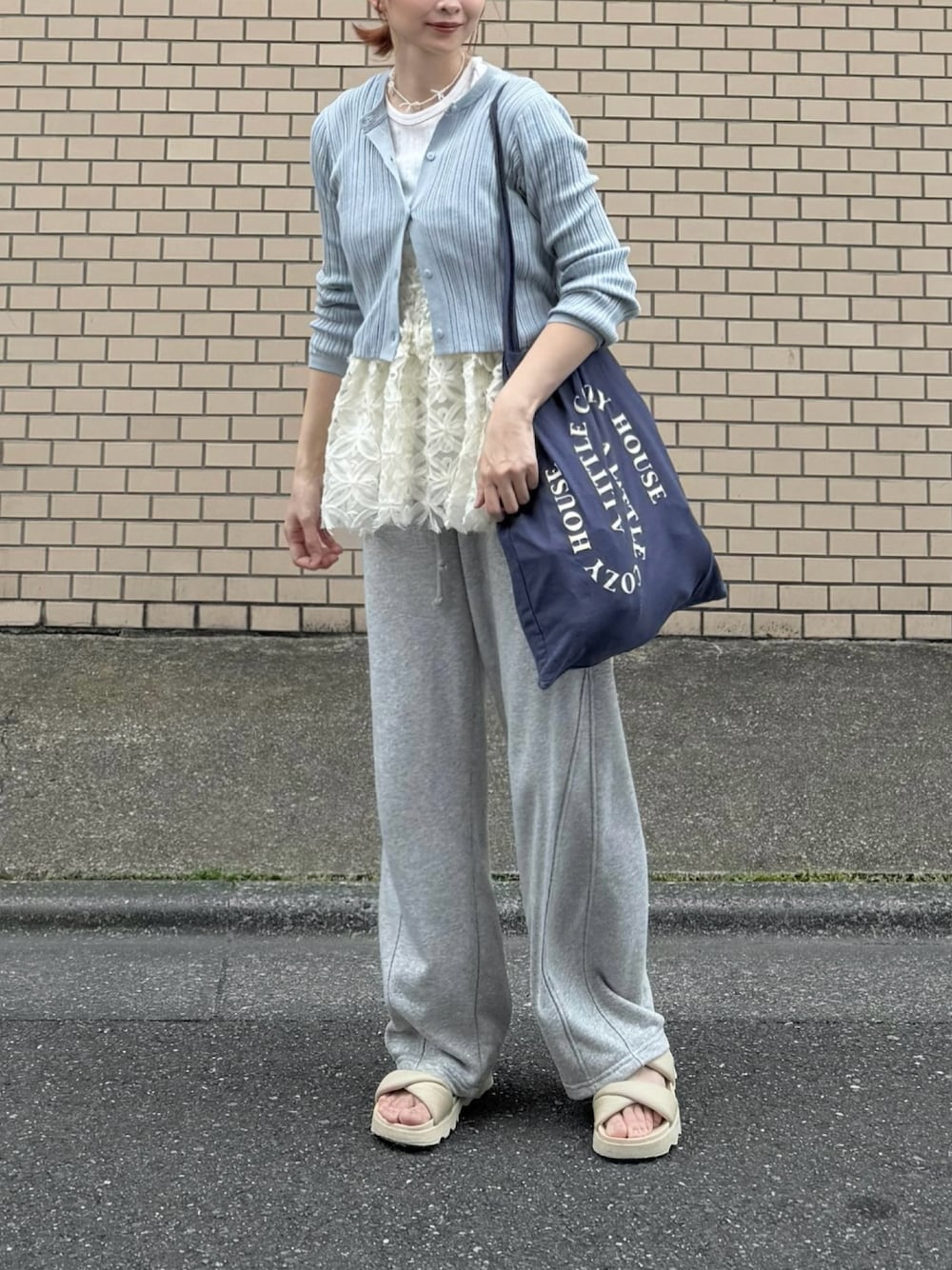 「トートバッグ、ママコーデ、ママファッション、レイヤードスタイル、スウェットパンツ、GU、GUコーデ、大人ファッション、カーディガン、プチプラ、プチプラコーデ」｜「Kastaneのフラワーペプラムキャミ（キャミソール、ホワイト系）」を使った、ちょこびさん（レディース・154cm）の春コーディネートの1枚目の写真