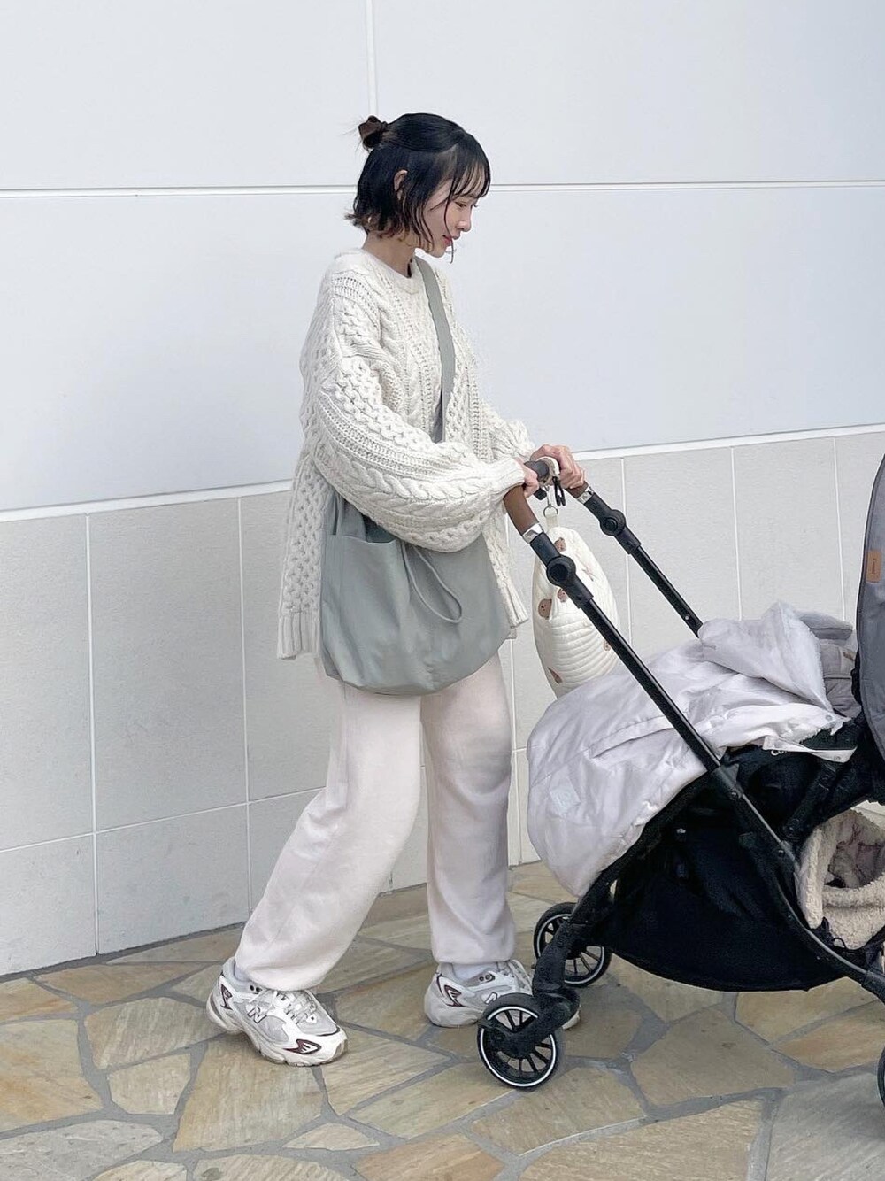 「ニットコーデ、白コーデ、ケーブルニット、スウェットパンツ、GUコーデ、GU、ママコーデ、スニーカーコーデ、ちょこび、春服、春色、カジュアルコーデ、ワントーンコーデ、春、巾着バッグ」｜「ANGIEの【2023AW】オーバーサイズケーブルニット（ニット/セーター、ホワイト系）」を使った、ちょこびさん（骨格ウェーブ・レディース・154cm）の冬コーディネートの1枚目の写真