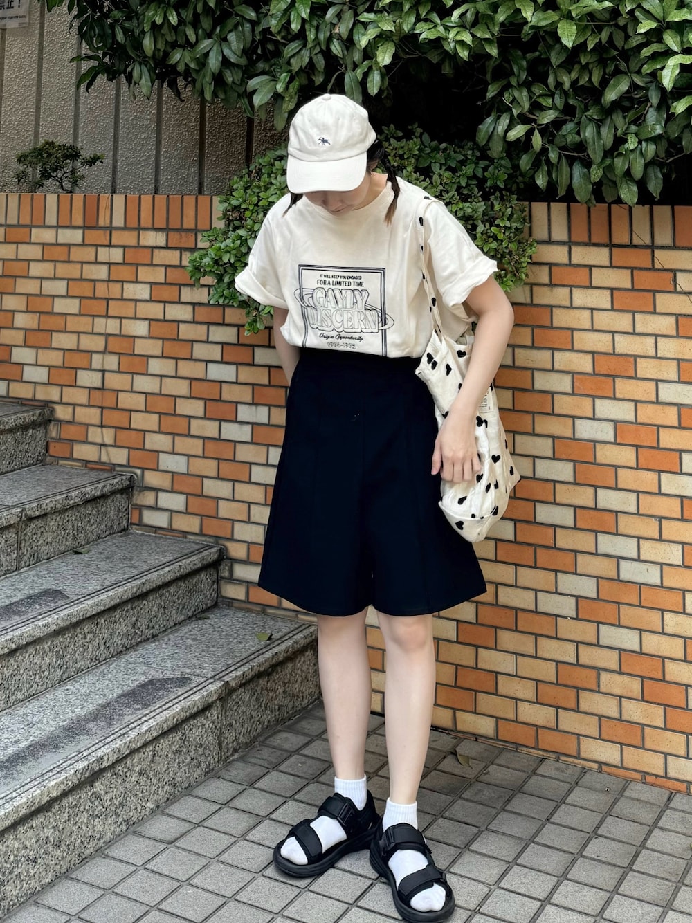 「モノトーン、プチプラ、ハーフパンツ、サンダル、サンダルに靴下、キャップ、スポーツミックス、スポーティ、パンツスタイル、初夏コーデ、Tシャツ、ちょこび、ママコーデ、夏服、低身長」｜「Javaの《Javaジャバコラボ》色違いで揃えたくなるTee。オーガニックコットン混　綿100％前後2wayステッチ刺繍半袖Tシャツ（Tシャツ/カットソー、ホワイト系）」を使った、ちょこびさん（骨格ウェーブ・レディース・154cm）の夏コーディネートの1枚目の写真