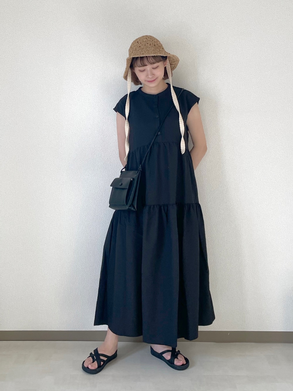 「楽チンコーデ、休日スタイル、夏コーデ、シンプルスタイル、お出かけコーデ、夏、オトナカワイイ、サンダルコーデ、黒コーデ、むぎわら帽子、ロングワンピース、産後、ママコーデ、アツいコーデ全部見せ」｜「classicalelfの360度きゅんっ。バックリボン ティアードワンピース（ワンピース、ブラック系）」を使った、ちょこびさん（骨格ウェーブ・レディース・154cm）の夏コーディネートの1枚目の写真
