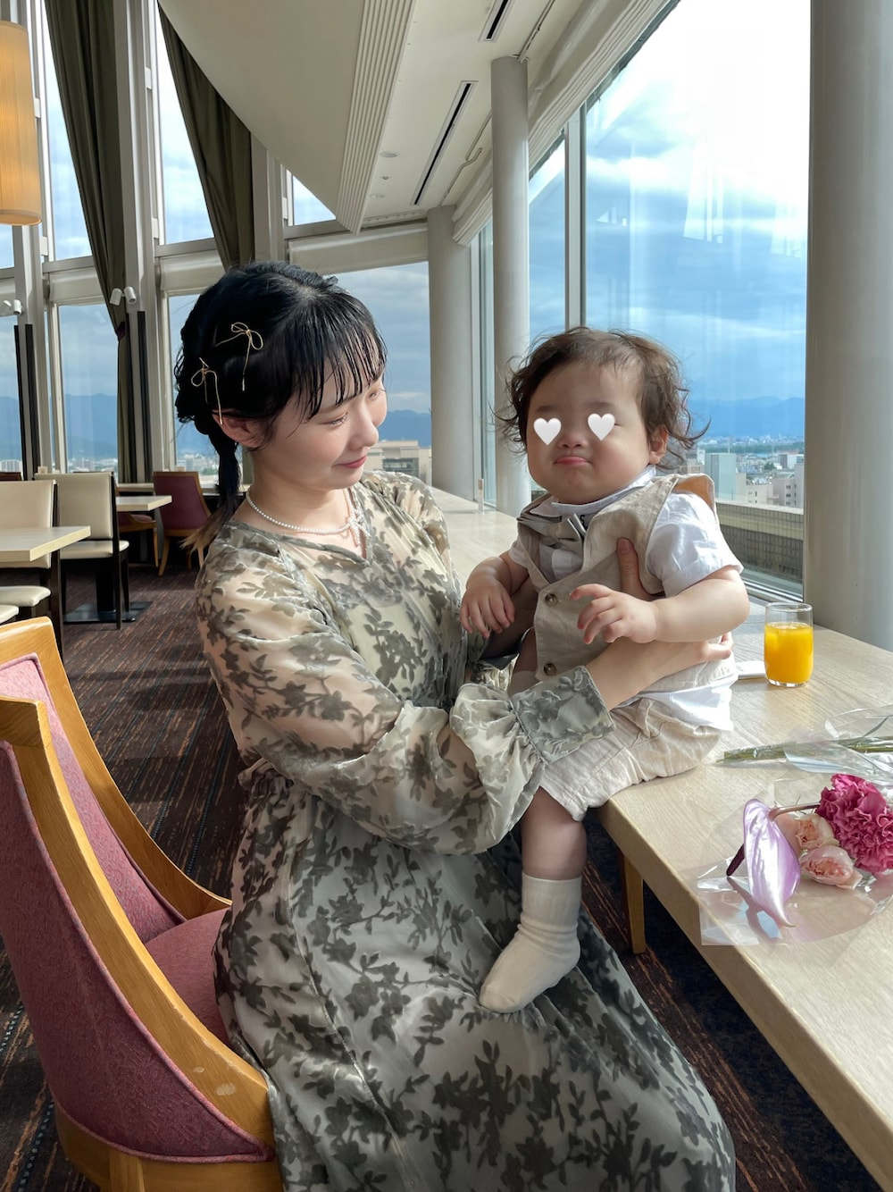 「結婚式、結婚式 ワンピース、オケージョン、お呼ばれスタイル、おめかしコーデ、パーティースタイル、結婚式コーデ、お出かけコーデ、デートコーデ、大人コーデ、ママファッション、ちょこび、結婚式二次会スタイル、結婚式スタイル」｜「ITEMS URBANRESEARCHのベロアジャガードVネックワンピース（ワンピース、グリーン系）」を使った、ちょこびさん（骨格ウェーブ・レディース・154cm）の夏コーディネートの1枚目の写真
