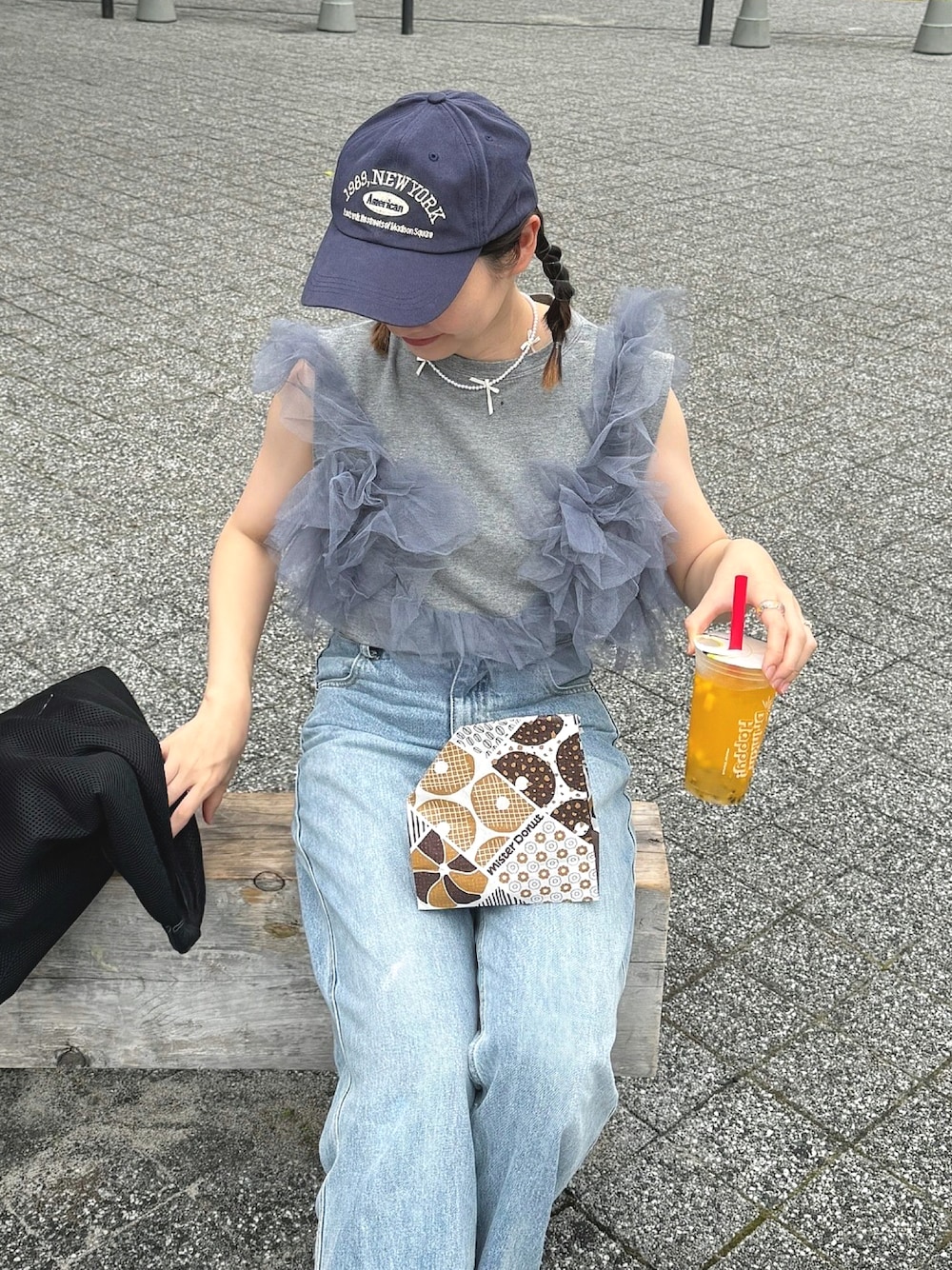 「チュール、キャップ、ママコーデ、ノースリーブ、デニム、デニムパンツ、夏コーデ、ラクチンコーデ、おでかけコーデ、休日スタイル」｜「sakishimatokyoの【3WAY】チュールドッキングトップス（その他トップス、グレー系）」を使った、ちょこびさん（骨格ウェーブ・レディース・154cm）の夏コーディネートの1枚目の写真