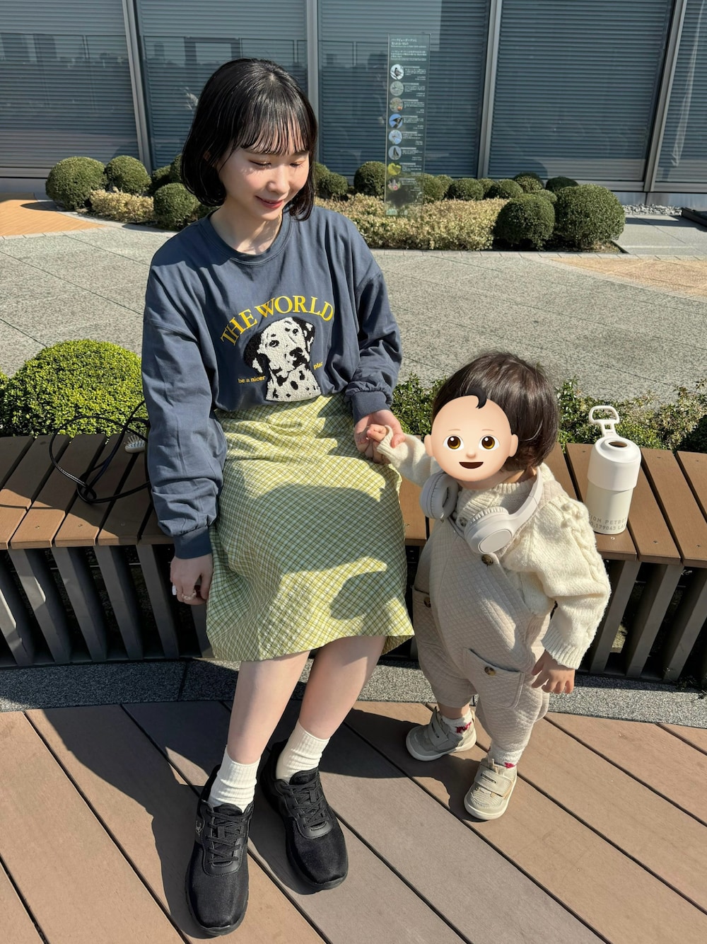 「春めき満開コーデ、チェックスカート、ママコーデ、ママファッション、チェック、春コーデ、春服、スニーカーコーデ、春色、春服コーデ、お花見コーデ」｜「BONLECILLのDOGサガラ刺繍×プリントオーバーロンTEE（Tシャツ/カットソー、ブルー系）」を使った、ちょこびさん（レディース・154cm）の春コーディネートの1枚目の写真