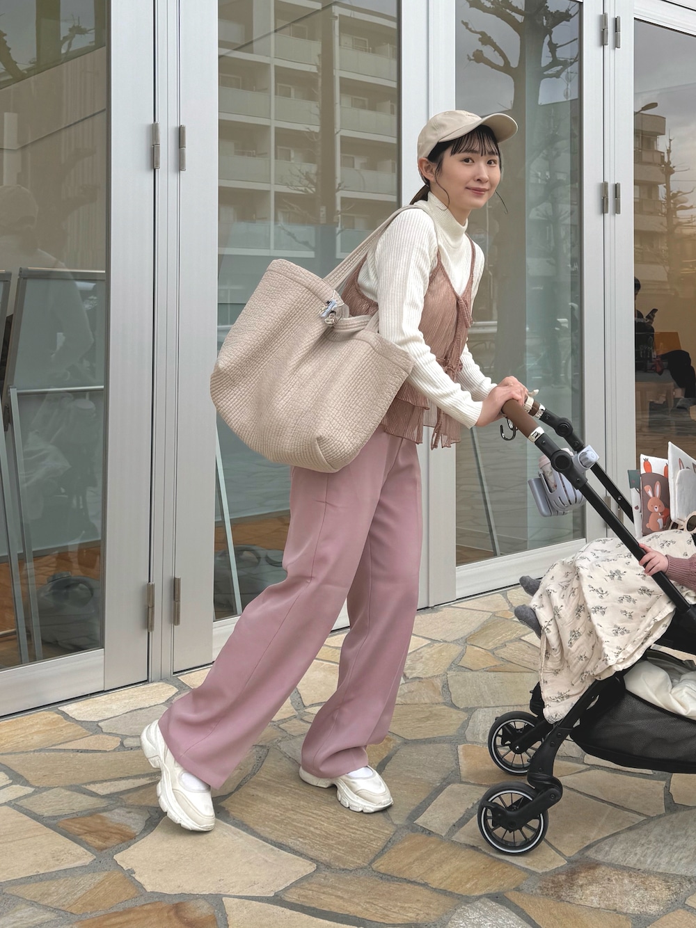 「ビスチェ、春コーデ、春カラー、ピンク、カラーコーデ、カラーパンツ、トートバッグ、ママコーデ、ママファッション、ちょこび、春服みてみて、春色、Coming soon...、キャップ、春のおしゃ見えテクニック」｜「FREAK'S STOREのシアーラメプリーツビスチェ（キャミソール、ピンク系）」を使った、ちょこびさん（骨格ウェーブ・レディース・154cm）の春コーディネートの1枚目の写真