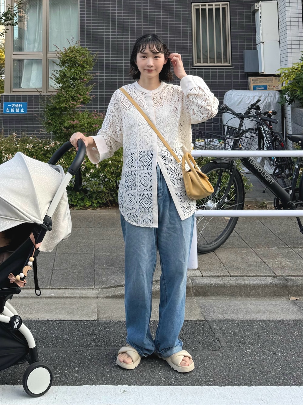 「秋コーデ、レース、シャツスタイル、デニム、デニムパンツ、オトナカジュアル、初秋コーデ、ママコーデ、低身長コーデ、大人かわいい、レースシャツ、デニムコーデ、ちょこび、ラフ、パンツコーデ」｜「JUNOAHのノーカラーレースシャツ（シャツ/ブラウス、ホワイト系）」を使った、ちょこびさん（骨格ウェーブ・レディース・154cm）の秋コーディネートの1枚目の写真