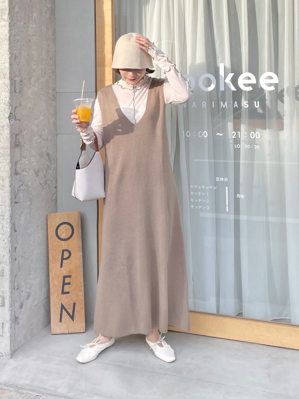 「秋服準備はじめました、ジャンパースカート、秋コーデ、ニットワンピース、ロングスカート、ロングワンピース、低身長女子、秋服コーデ、低身長コーデ、韓国ファッション、バケツハット、ベージュパンツ、ちょこび、バレエシューズ、メロウ」｜「Babの【3サイズから選べる】クロップドケーブルカーデ×ジャンパーワンピースセット（ワンピース、ベージュ系）」を使った、ちょこびさん（骨格ウェーブ・レディース・154cm）の秋コーディネートの1枚目の写真