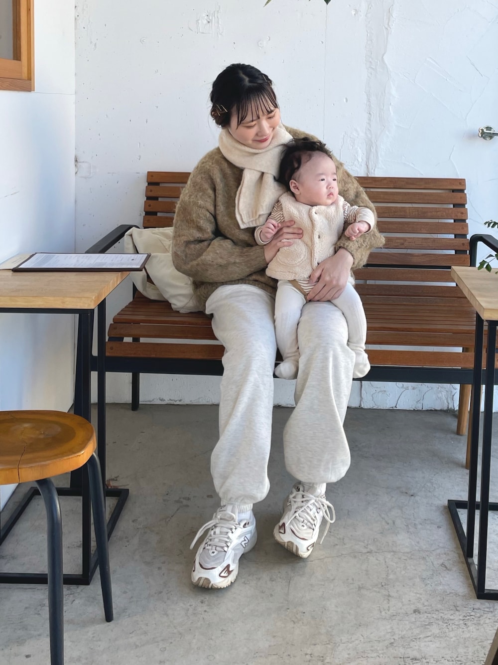 「ファッションを楽しもう、あったかコーデ、親子コーデ、リンクコーデ、シミラールック、スウェットパンツ、スニーカーコーデ、ママコーデ、マフラー、秋服、ニットコーデ、ちょこび、今日のコスメと服、冬コーデ、おそろいコーデ」｜「moi tyttoのふわふわニットマフラー（マフラー、ベージュ系）」を使った、ちょこびさん（骨格ウェーブ・レディース・154cm）の秋コーディネートの1枚目の写真