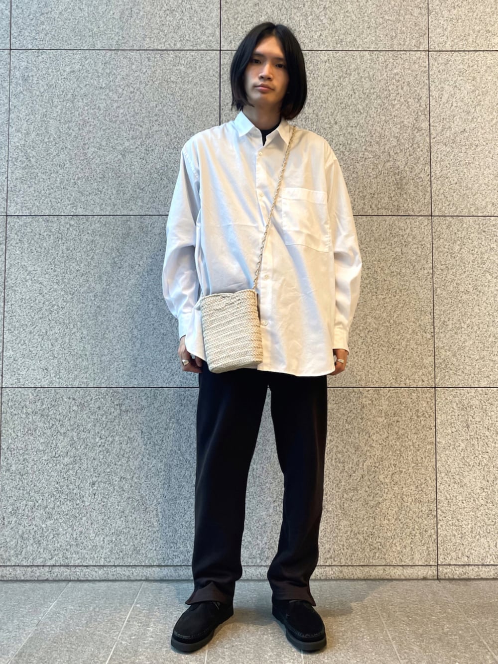 「スウェットパンツ、ビッグシルエット、白シャツ、オーバーサイズ、革靴、休日コーデ、きれいめカジュアル、リラックススタイル、シンプルコーデ、秋トレンド2021」｜「AURALEEのアイテム（スウェットパンツ、ブラウン系）」を使った、つじかわさん（メンズ・173cm）の夏コーディネートの1枚目の写真