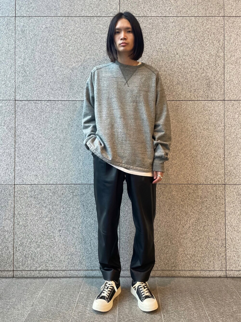 「スウェット、スニーカー、ブラック、ワントーンコーデ、モノトーン、休日コーデ、レザーパンツ、シンプルコーデ、カジュアルコーデ、フォローミー」｜「ADAM ET ROPE'のシープレザー ワイドテーパードパンツ/UNISEX（その他パンツ、ブラック系）」を使った、つじかわさん（メンズ・173cm）の秋コーディネートの1枚目の写真