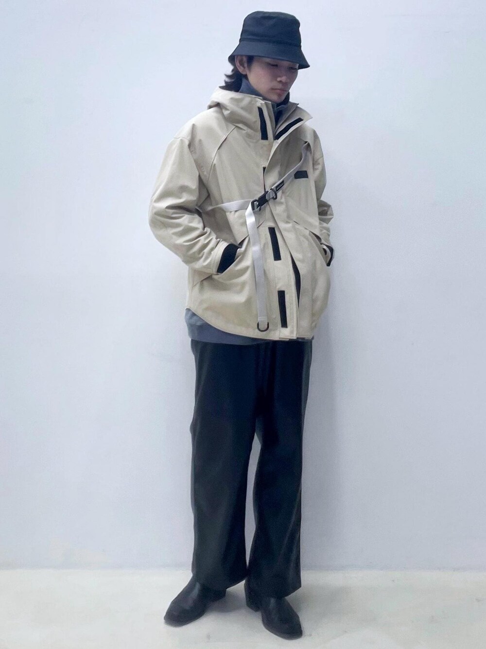 「wildthings、別注、ワイルドシングス、DENALI JACKET、デナリジャケット、TOOLSTRAP DENALI JACKET、ハーフジップ、レザーパンツ、ADAM ET ROPÉ、HOMME、UNISEX、骨格ウェーブ、ブルべ、きれいめカジュアル、カジュアル」｜「WILD THINGSの《数量限定追加》【WILDTHINGS 別注】TOOLSTRAP DENALI JACKET/UNISEX/LONG SEASON（マウンテンパーカー、ホワイト系）」を使った、つじかわさん（メンズ・173cm）の夏コーディネートの1枚目の写真