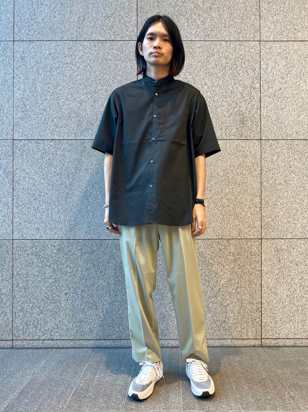 「NIKE、カラーパンツ、スラックス、休日スタイル、きれいめカジュアル、フォローミー、おしゃれさんと繋がりたい、いいね、save、フォローお願いします🤑、ビッグシルエット、シャツスタイル」｜「ADAM ET ROPE'の《WEB限定》ワンタック テーパードイージースラックス（スラックス、グレー系）」を使った、つじかわさん（メンズ・173cm）の夏コーディネートの1枚目の写真