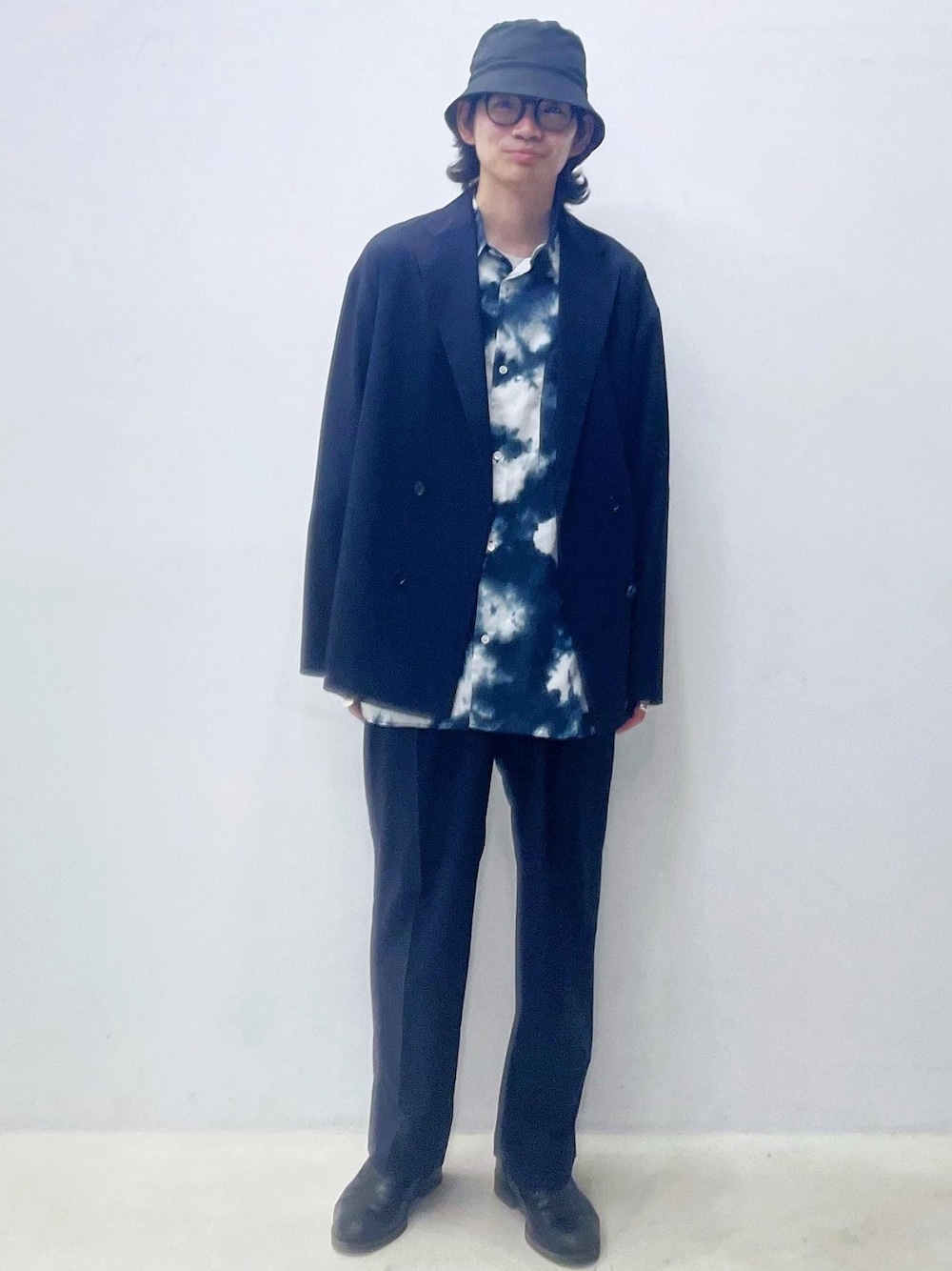 「注染、総柄、総柄シャツ、柄シャツ、ADAM ET ROPÉ、HOMME、サステナブル、骨格ウェーブ、ブルべ、きれいめ、きれいめカジュアル、大人カジュアル、モード、セットアップ、セットアップ対応」｜「ADAM ET ROPE'のアソートプリント オーバーサイズ レギュラーカラー シャツ（シャツ/ブラウス、ブルー系）」を使った、つじかわさん（メンズ・173cm）の夏コーディネートの1枚目の写真