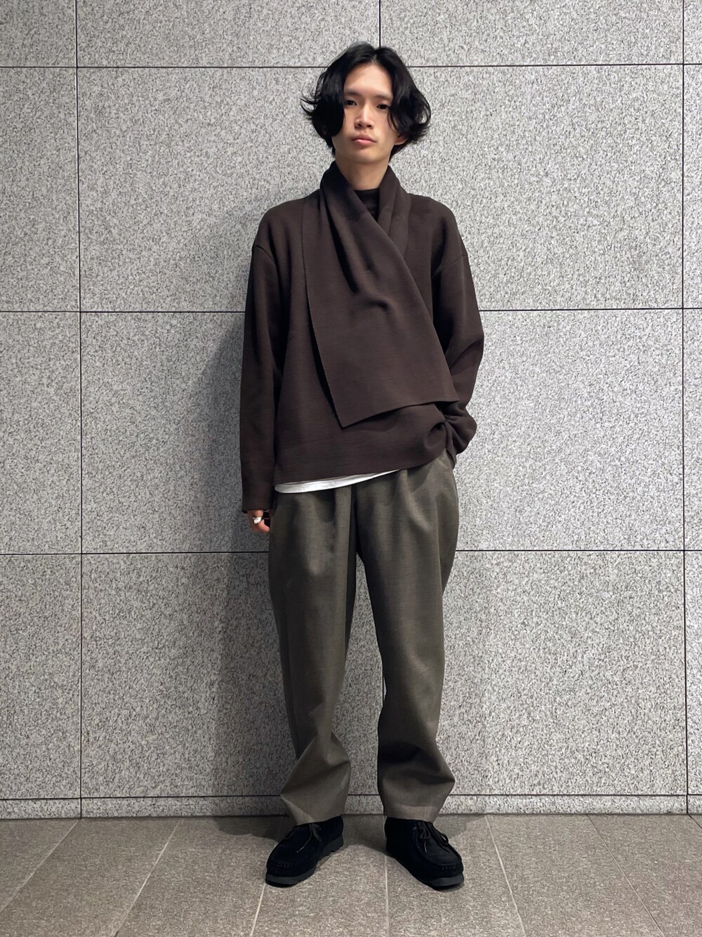 「ニット、マフラー、冬コーデ、オーバーサイズ、休日スタイル、モックネック、おしゃれさんと繋がりたい、いいね、save、フォローお願いします🤑、シンプルコーデ、スラックス、セットアップ、フォローミー、今日のコーデ、グレー、カーキ」｜「ADAM ET ROPE'のマフラー付き モックネックミラノリブオーバーサイズニット【GIFT】（ニット/セーター、ブラウン系）」を使った、つじかわさん（メンズ・173cm）の秋コーディネートの1枚目の写真