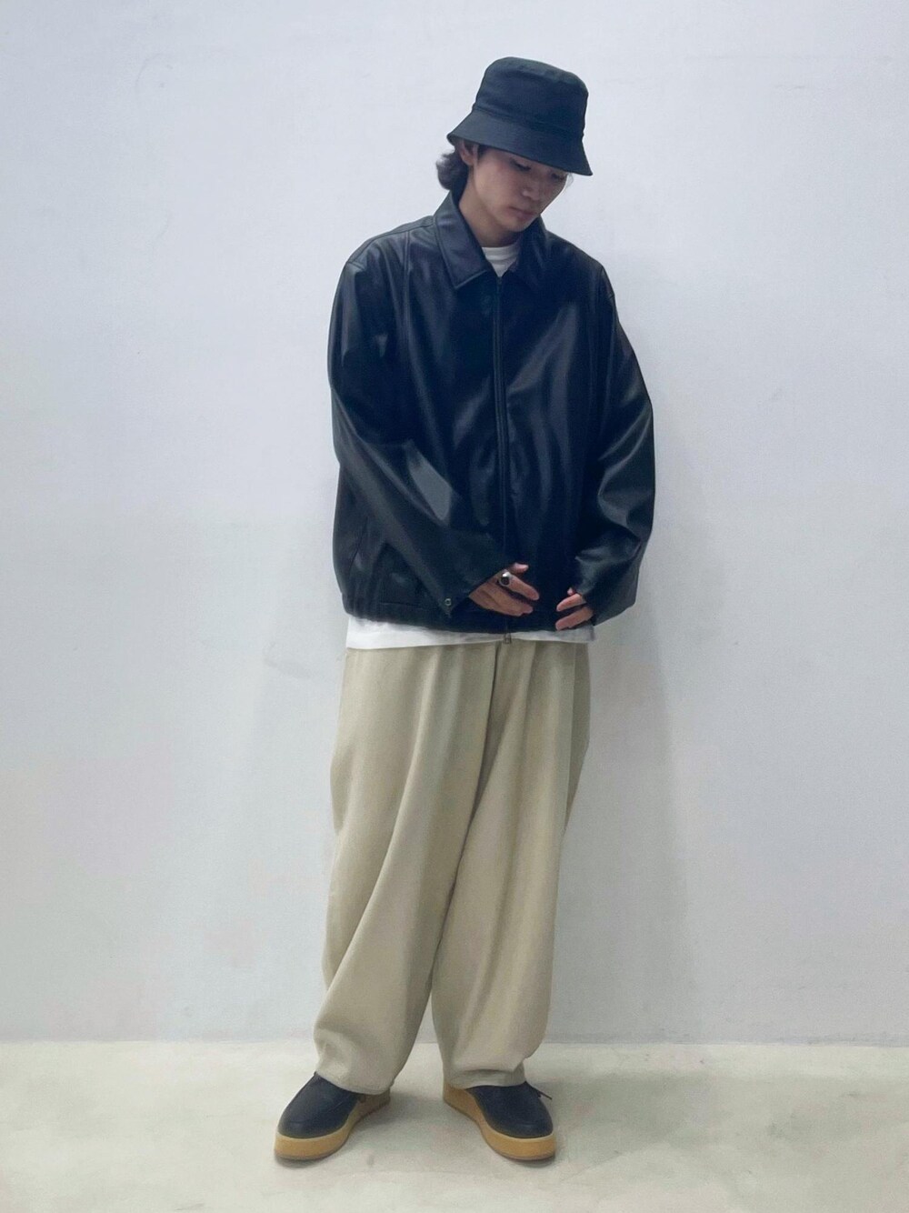 「ブルゾン、バルーンパンツ、合皮、トレーニングジャケット、ミリタリー、ブラック、テーパードパンツ、cesse.、cesse、セス、テディシューズ、ポインテッドトゥ、厚底、ボリュームソール、ADAM ET ROPÉ」｜「ADAM ET ROPE'のラウンドフォルム ワイドテーパード イージーパンツ（その他パンツ、ベージュ系）」を使った、つじかわさん（メンズ・173cm）の夏コーディネートの1枚目の写真